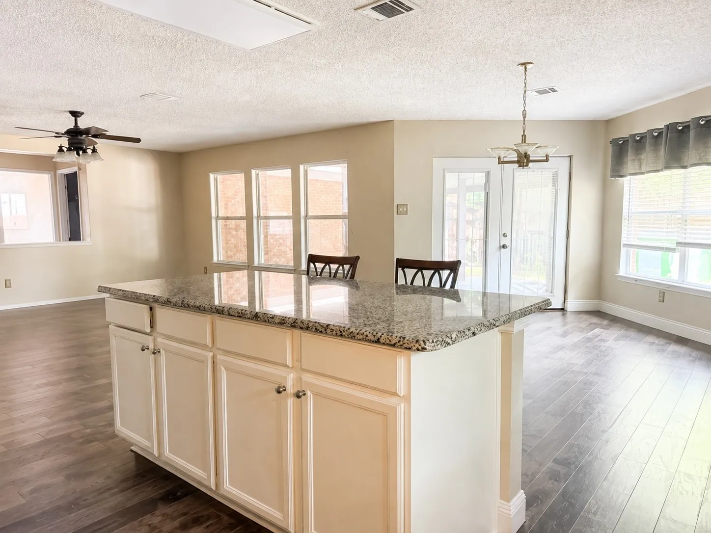 Single Family Residence For Sale in Collin County , 6410 Liberty Court, Frisco, Texas 75035, 3 Bedroom, 3 Bathroom, 2 Garage spaces, 2,036 Sqft, built in 1999, mls#21330769, Real Estate Agent in Frisco, Homes For Sale in Collin county, Homes For Sale in Frisco, Realtor in Frisco Texas, Real Estate Brokerage Independent Realty Texas, Luminita Cordes Realtor