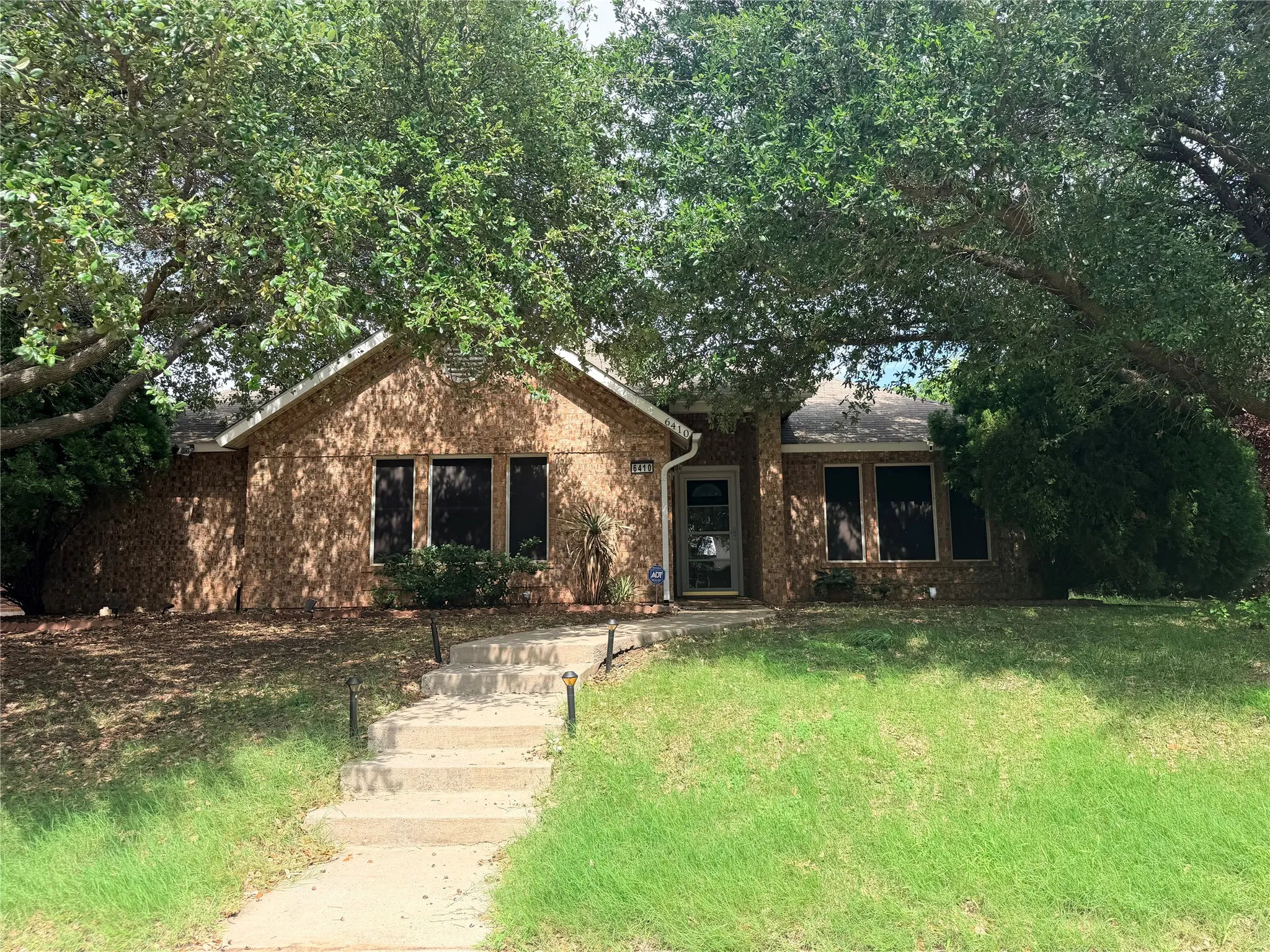 Single Family Residence For Sale in Collin County , 6410 Liberty Court, Frisco, Texas 75035, 3 Bedroom, 3 Bathroom, 2 Garage spaces, 2,036 Sqft, built in 1999, mls#21330769, Real Estate Agent in Frisco, Homes For Sale in Collin county, Homes For Sale in Frisco, Realtor in Frisco Texas, Real Estate Brokerage Independent Realty Texas, Luminita Cordes Realtor
