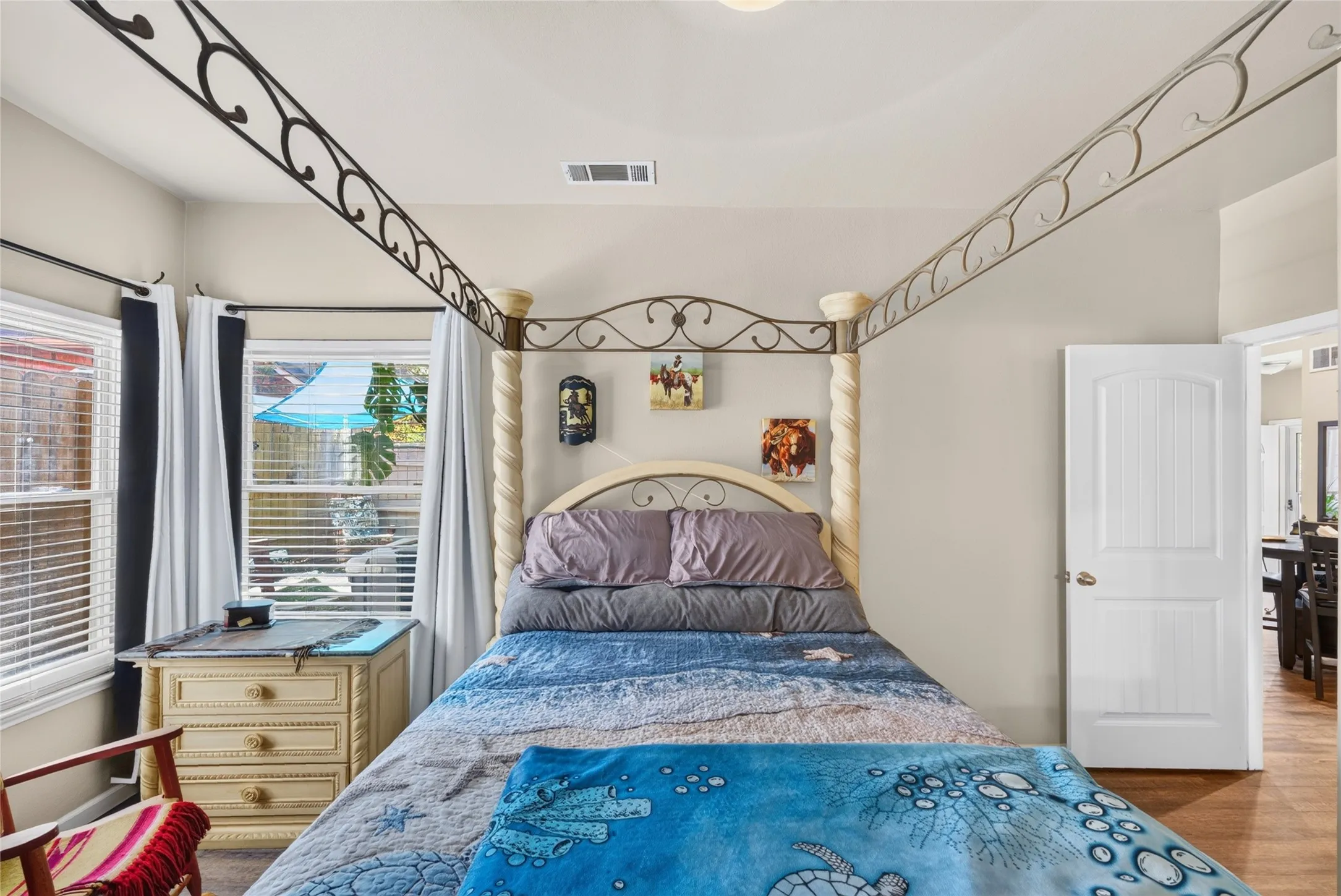 Townhouse For Sale in Tarrant County , 2504 Orangegrove Circle, Arlington, Texas 76006, 2 Bedroom, 2 Bathroom, 1 Garage spaces, 1,105 Sqft, built in 1988, mls#21356801, Real Estate Agent in Arlington, Homes For Sale in Tarrant county, Homes For Sale in Arlington, Realtor in Arlington Texas, Real Estate Brokerage Independent Realty Texas, Luminita Cordes Realtor