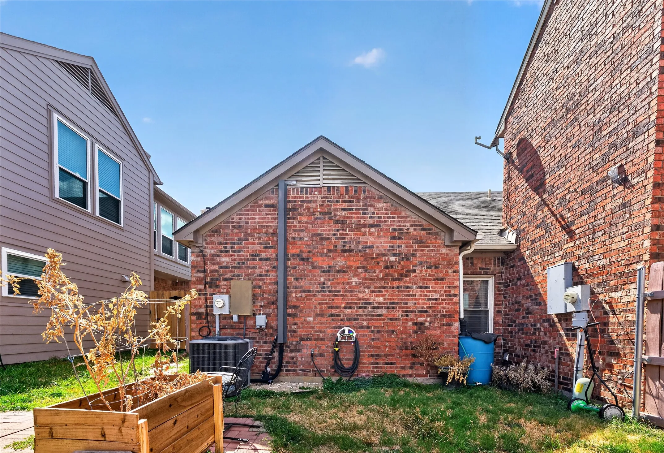 Townhouse For Sale in Tarrant County , 2504 Orangegrove Circle, Arlington, Texas 76006, 2 Bedroom, 2 Bathroom, 1 Garage spaces, 1,105 Sqft, built in 1988, mls#21356801, Real Estate Agent in Arlington, Homes For Sale in Tarrant county, Homes For Sale in Arlington, Realtor in Arlington Texas, Real Estate Brokerage Independent Realty Texas, Luminita Cordes Realtor