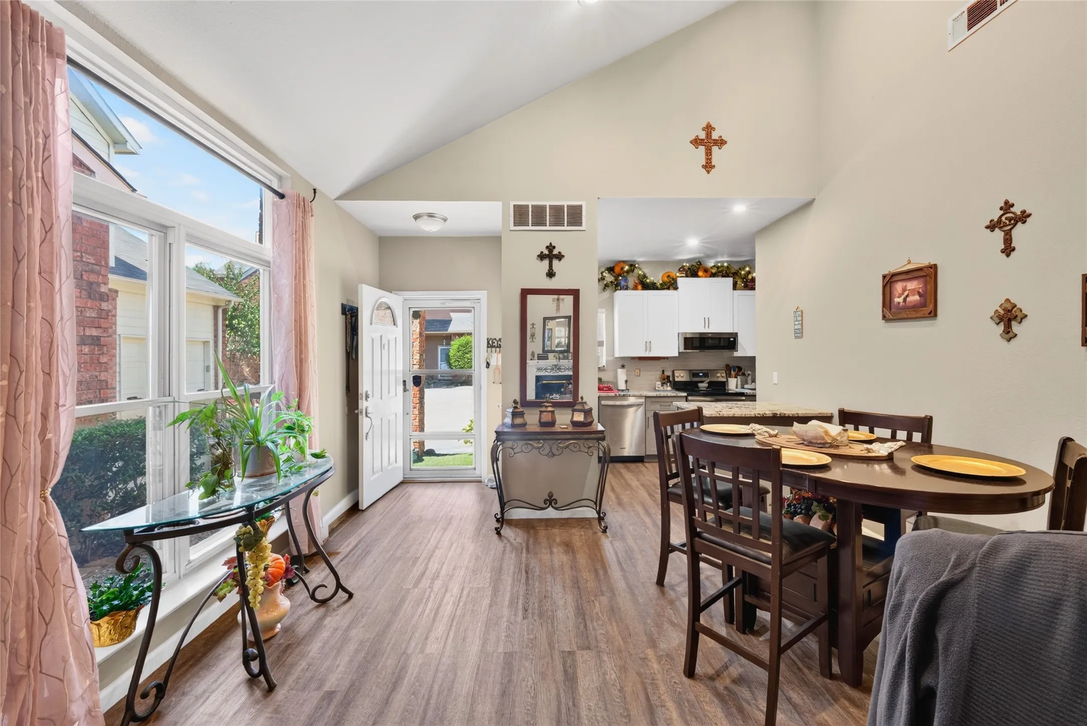 Townhouse For Sale in Tarrant County , 2504 Orangegrove Circle, Arlington, Texas 76006, 2 Bedroom, 2 Bathroom, 1 Garage spaces, 1,105 Sqft, built in 1988, mls#21356801, Real Estate Agent in Arlington, Homes For Sale in Tarrant county, Homes For Sale in Arlington, Realtor in Arlington Texas, Real Estate Brokerage Independent Realty Texas, Luminita Cordes Realtor