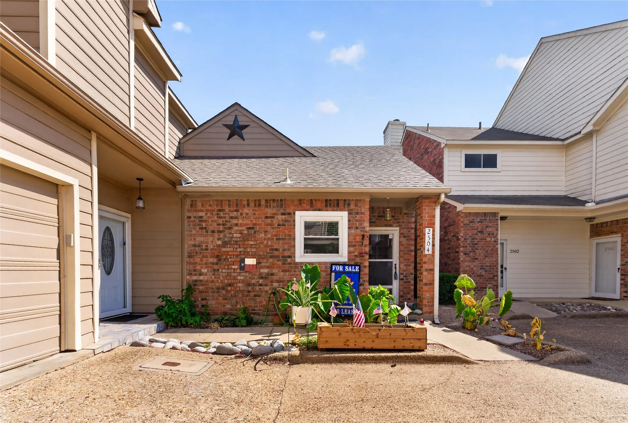 Townhouse For Sale in Tarrant County , 2504 Orangegrove Circle, Arlington, Texas 76006, 2 Bedroom, 2 Bathroom, 1 Garage spaces, 1,105 Sqft, built in 1988, mls#21356801, Real Estate Agent in Arlington, Homes For Sale in Tarrant county, Homes For Sale in Arlington, Realtor in Arlington Texas, Real Estate Brokerage Independent Realty Texas, Luminita Cordes Realtor