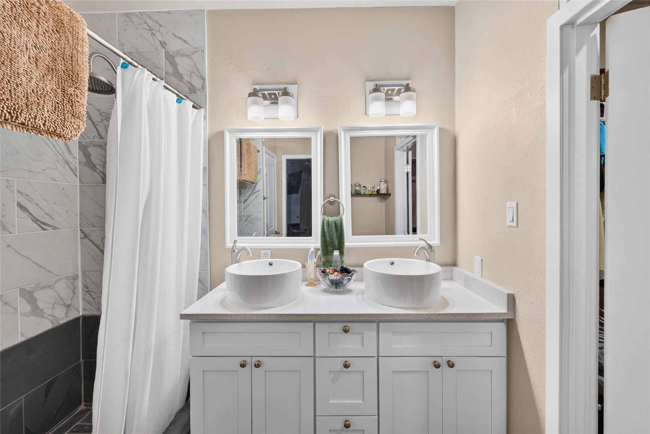 Townhouse For Sale in Tarrant County , 2504 Orangegrove Circle, Arlington, Texas 76006, 2 Bedroom, 2 Bathroom, 1 Garage spaces, 1,105 Sqft, built in 1988, mls#21356801, Real Estate Agent in Arlington, Homes For Sale in Tarrant county, Homes For Sale in Arlington, Realtor in Arlington Texas, Real Estate Brokerage Independent Realty Texas, Luminita Cordes Realtor