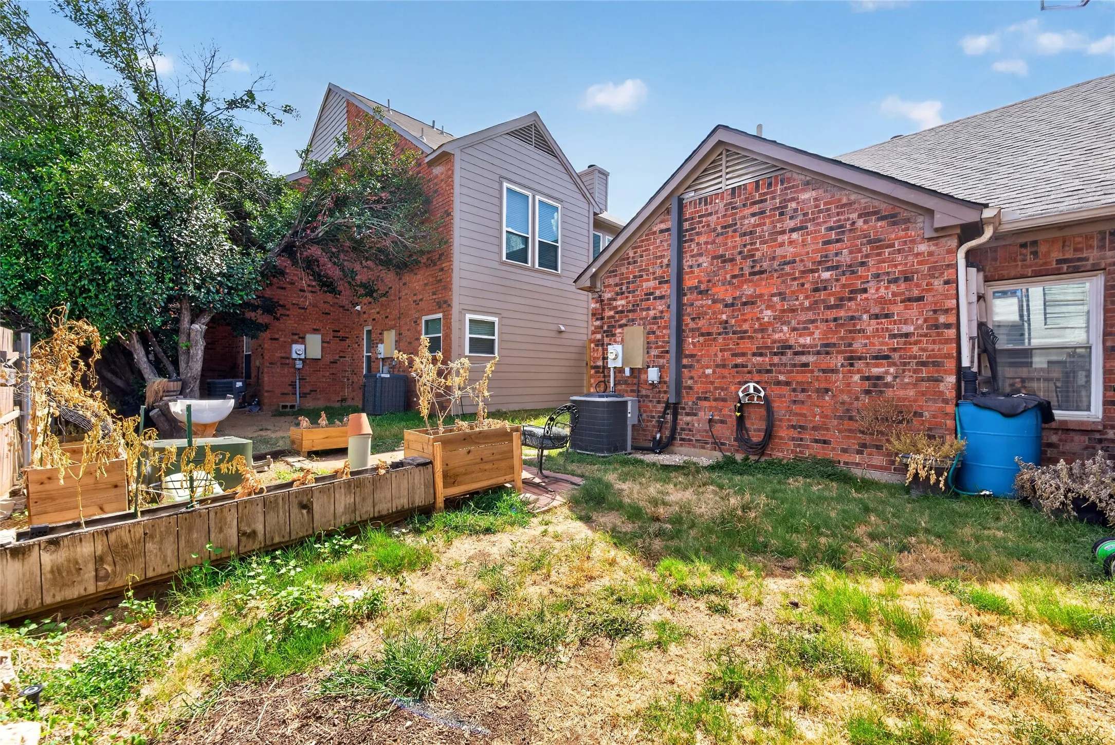 Townhouse For Sale in Tarrant County , 2504 Orangegrove Circle, Arlington, Texas 76006, 2 Bedroom, 2 Bathroom, 1 Garage spaces, 1,105 Sqft, built in 1988, mls#21356801, Real Estate Agent in Arlington, Homes For Sale in Tarrant county, Homes For Sale in Arlington, Realtor in Arlington Texas, Real Estate Brokerage Independent Realty Texas, Luminita Cordes Realtor