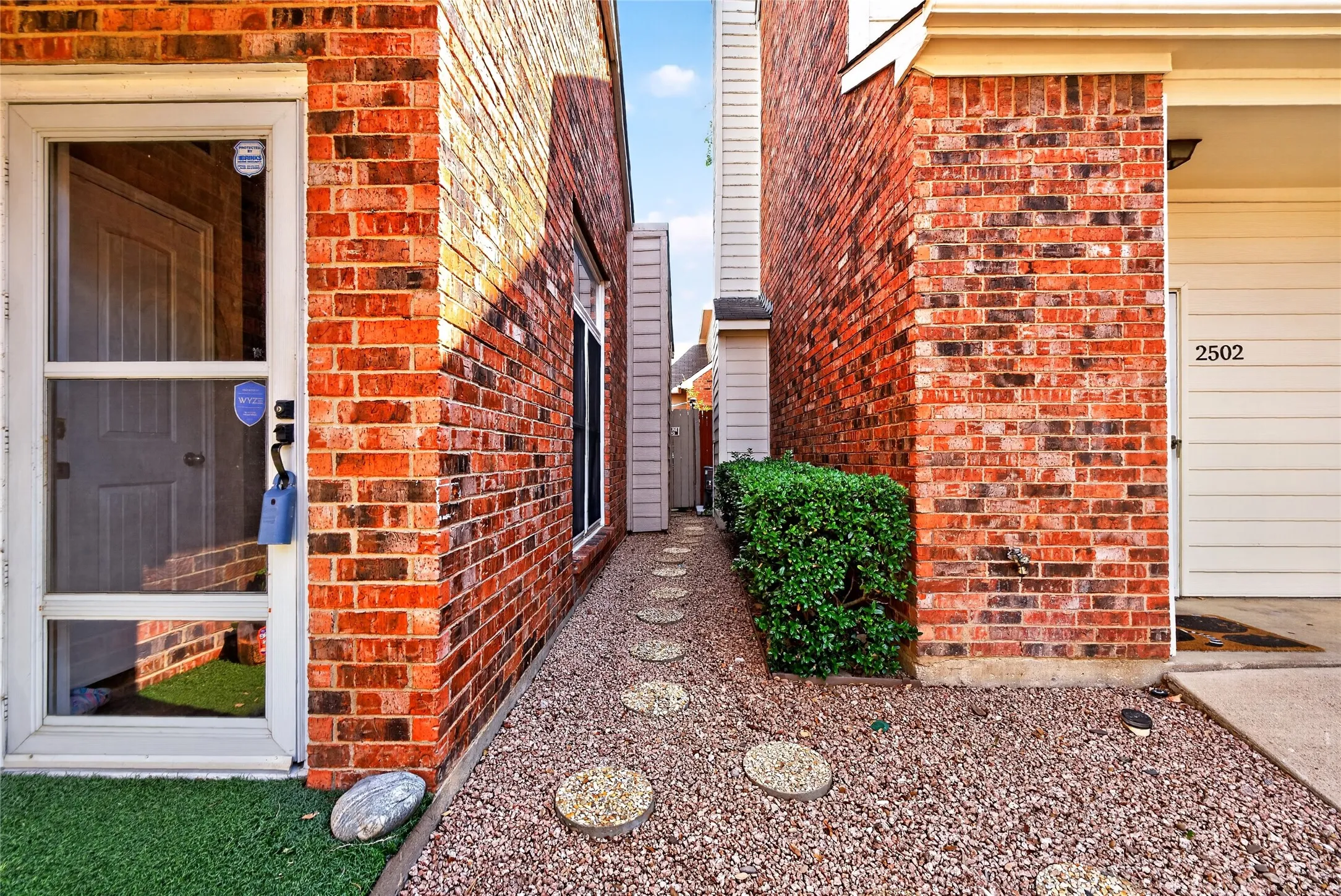 Townhouse For Sale in Tarrant County , 2504 Orangegrove Circle, Arlington, Texas 76006, 2 Bedroom, 2 Bathroom, 1 Garage spaces, 1,105 Sqft, built in 1988, mls#21356801, Real Estate Agent in Arlington, Homes For Sale in Tarrant county, Homes For Sale in Arlington, Realtor in Arlington Texas, Real Estate Brokerage Independent Realty Texas, Luminita Cordes Realtor