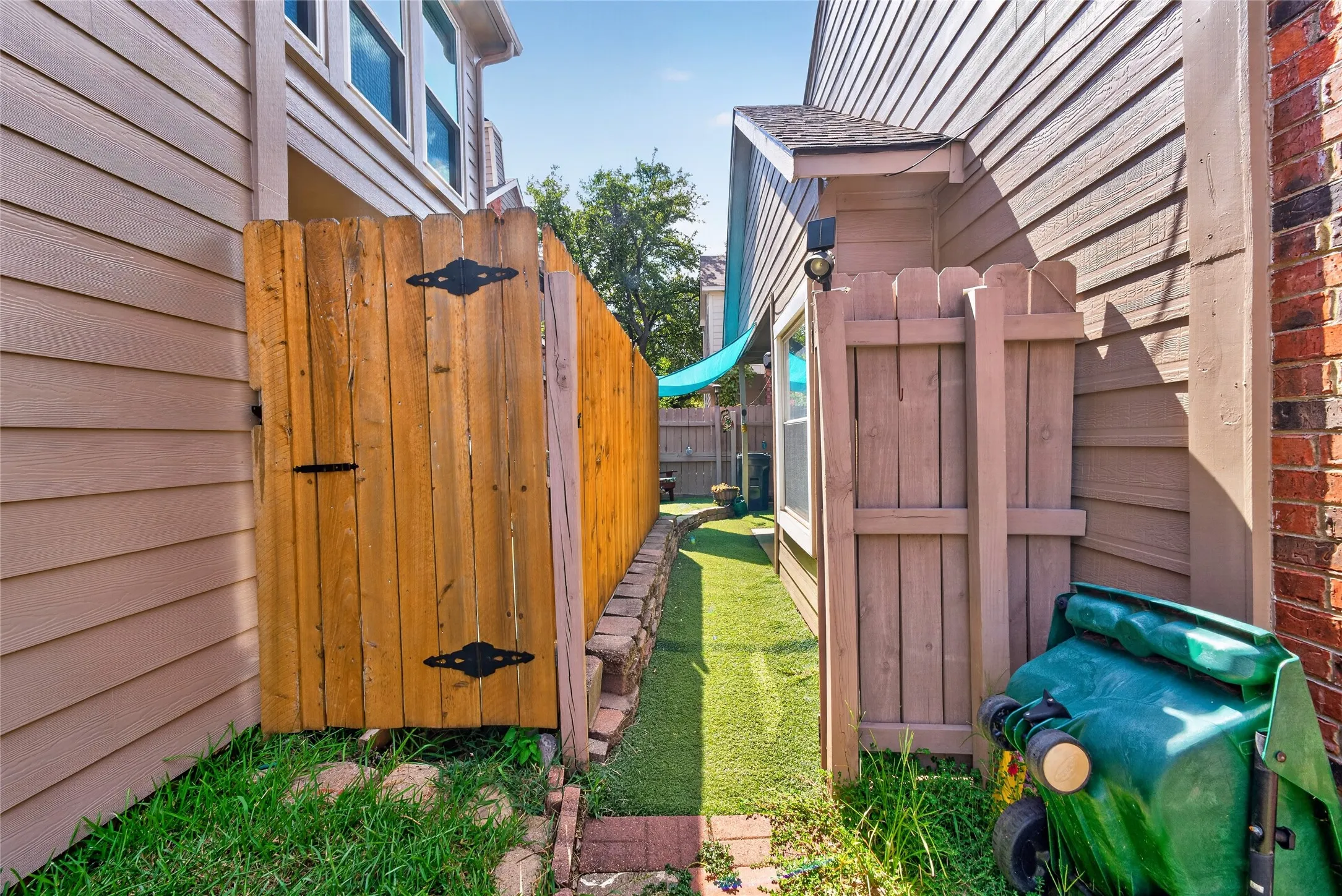 Townhouse For Sale in Tarrant County , 2504 Orangegrove Circle, Arlington, Texas 76006, 2 Bedroom, 2 Bathroom, 1 Garage spaces, 1,105 Sqft, built in 1988, mls#21356801, Real Estate Agent in Arlington, Homes For Sale in Tarrant county, Homes For Sale in Arlington, Realtor in Arlington Texas, Real Estate Brokerage Independent Realty Texas, Luminita Cordes Realtor