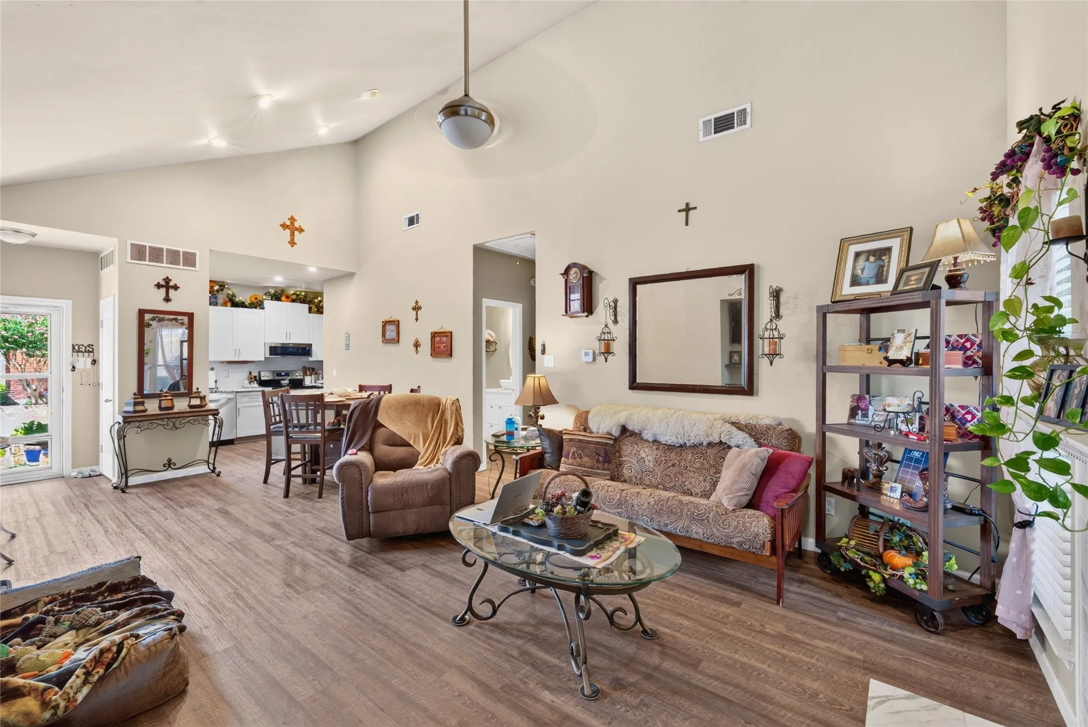 Townhouse For Sale in Tarrant County , 2504 Orangegrove Circle, Arlington, Texas 76006, 2 Bedroom, 2 Bathroom, 1 Garage spaces, 1,105 Sqft, built in 1988, mls#21356801, Real Estate Agent in Arlington, Homes For Sale in Tarrant county, Homes For Sale in Arlington, Realtor in Arlington Texas, Real Estate Brokerage Independent Realty Texas, Luminita Cordes Realtor
