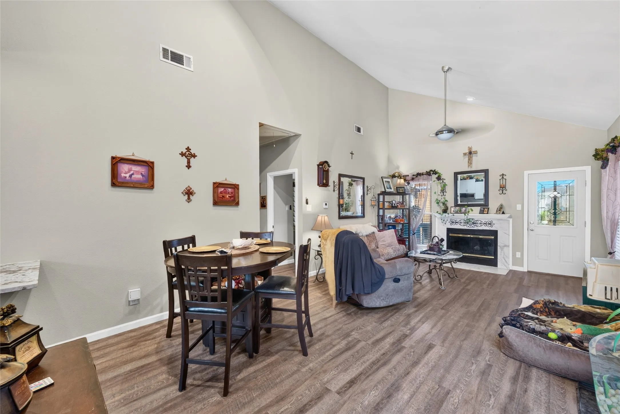 Townhouse For Sale in Tarrant County , 2504 Orangegrove Circle, Arlington, Texas 76006, 2 Bedroom, 2 Bathroom, 1 Garage spaces, 1,105 Sqft, built in 1988, mls#21356801, Real Estate Agent in Arlington, Homes For Sale in Tarrant county, Homes For Sale in Arlington, Realtor in Arlington Texas, Real Estate Brokerage Independent Realty Texas, Luminita Cordes Realtor