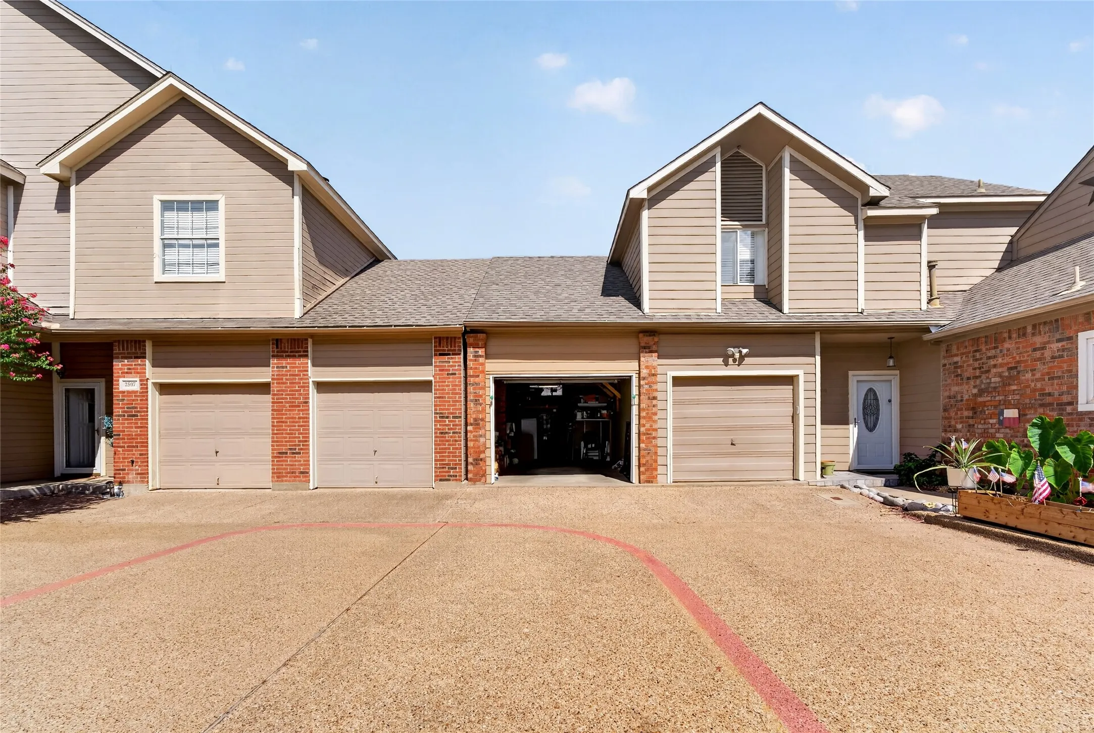 Townhouse For Sale in Tarrant County , 2504 Orangegrove Circle, Arlington, Texas 76006, 2 Bedroom, 2 Bathroom, 1 Garage spaces, 1,105 Sqft, built in 1988, mls#21356801, Real Estate Agent in Arlington, Homes For Sale in Tarrant county, Homes For Sale in Arlington, Realtor in Arlington Texas, Real Estate Brokerage Independent Realty Texas, Luminita Cordes Realtor
