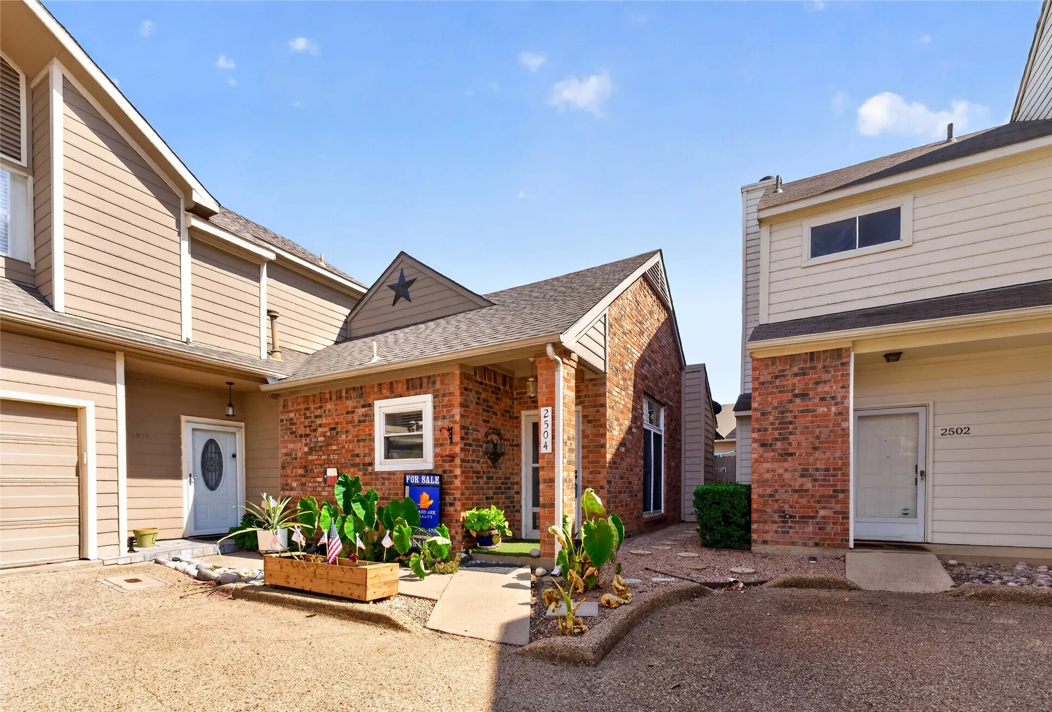 Townhouse For Sale in Tarrant County , 2504 Orangegrove Circle, Arlington, Texas 76006, 2 Bedroom, 2 Bathroom, 1 Garage spaces, 1,105 Sqft, built in 1988, mls#21356801, Real Estate Agent in Arlington, Homes For Sale in Tarrant county, Homes For Sale in Arlington, Realtor in Arlington Texas, Real Estate Brokerage Independent Realty Texas, Luminita Cordes Realtor