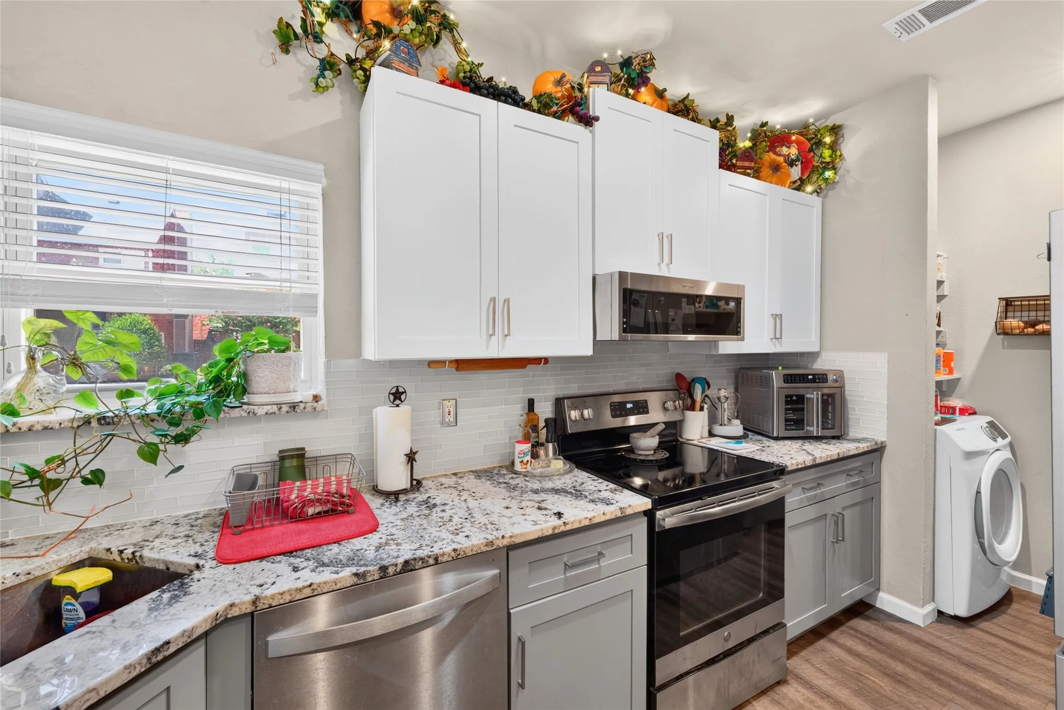 Townhouse For Sale in Tarrant County , 2504 Orangegrove Circle, Arlington, Texas 76006, 2 Bedroom, 2 Bathroom, 1 Garage spaces, 1,105 Sqft, built in 1988, mls#21356801, Real Estate Agent in Arlington, Homes For Sale in Tarrant county, Homes For Sale in Arlington, Realtor in Arlington Texas, Real Estate Brokerage Independent Realty Texas, Luminita Cordes Realtor