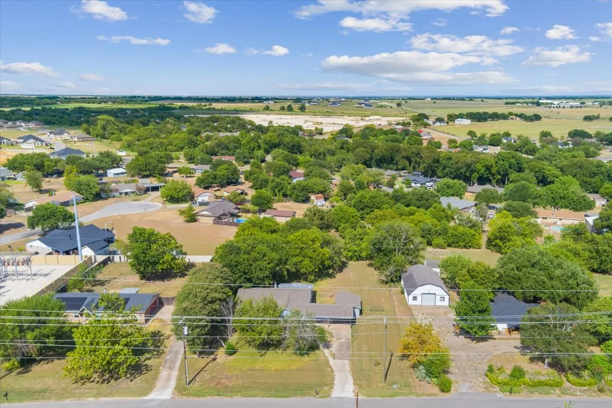 Single Family Residence For Sale in Mc Lennan County , 901 S Old Temple Road, Lorena, Texas 76655, 3 Bedroom, 2 Bathroom, Garage spaces, 1,854 Sqft, built in 1979, Price $299,000, mls#21350421, Real Estate Agent in Lorena, Homes For Sale in Mc Lennan county, Homes For Sale in Lorena, Realtor in Lorena Texas, Real Estate Brokerage Independent Realty Texas, Luminita Cordes Realtor