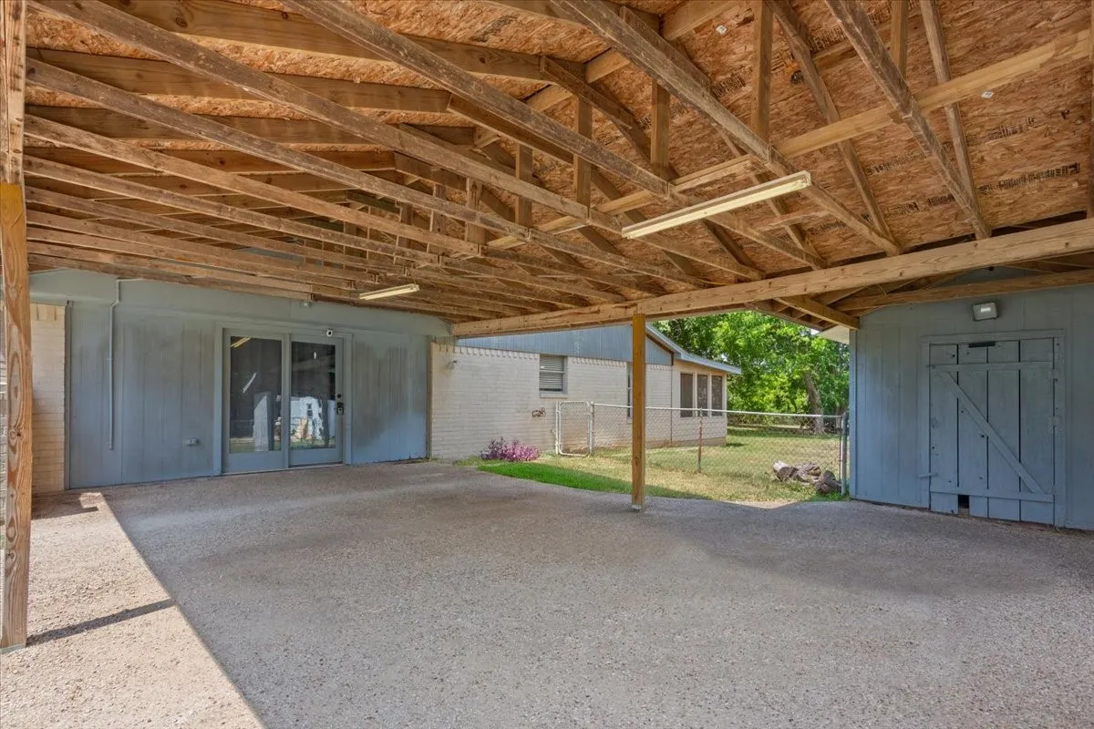 Single Family Residence For Sale in Mc Lennan County , 901 S Old Temple Road, Lorena, Texas 76655, 3 Bedroom, 2 Bathroom, Garage spaces, 1,854 Sqft, built in 1979, Price $299,000, mls#21350421, Real Estate Agent in Lorena, Homes For Sale in Mc Lennan county, Homes For Sale in Lorena, Realtor in Lorena Texas, Real Estate Brokerage Independent Realty Texas, Luminita Cordes Realtor