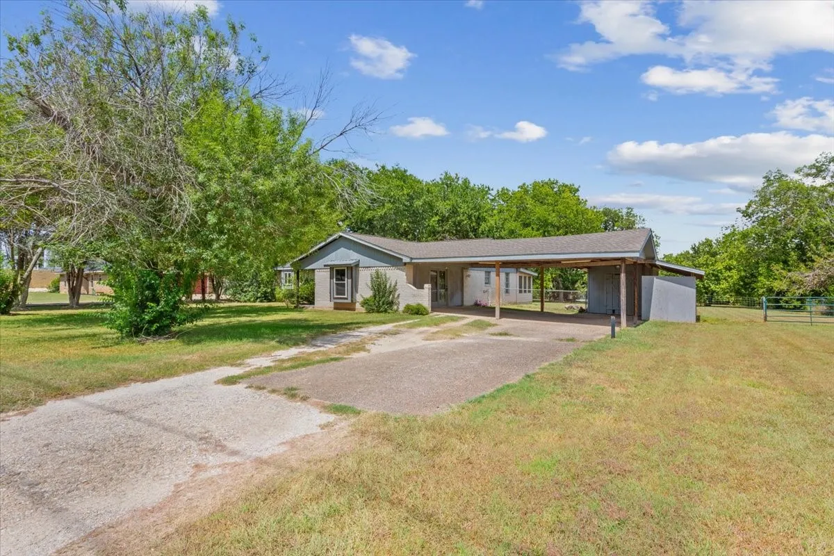 Single Family Residence For Sale in Mc Lennan County , 901 S Old Temple Road, Lorena, Texas 76655, 3 Bedroom, 2 Bathroom, Garage spaces, 1,854 Sqft, built in 1979, Price $299,000, mls#21350421, Real Estate Agent in Lorena, Homes For Sale in Mc Lennan county, Homes For Sale in Lorena, Realtor in Lorena Texas, Real Estate Brokerage Independent Realty Texas, Luminita Cordes Realtor