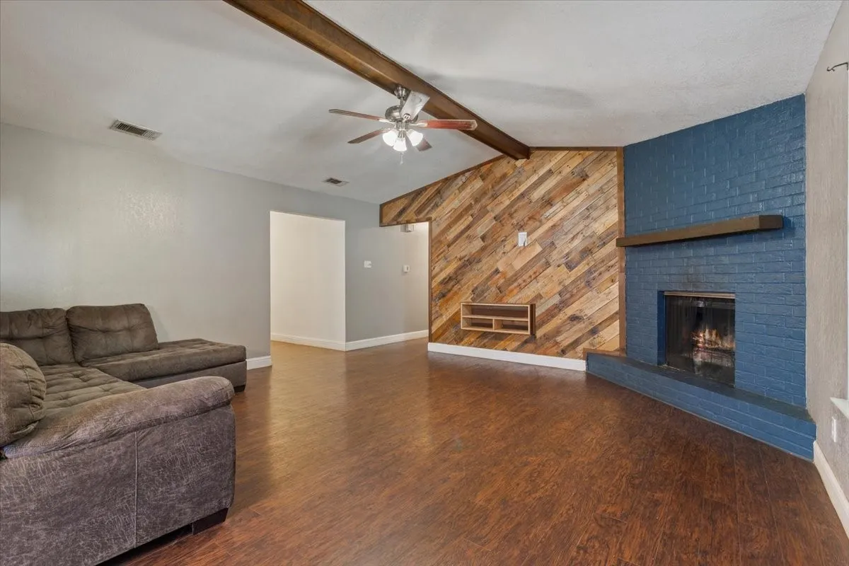 Single Family Residence For Sale in Mc Lennan County , 901 S Old Temple Road, Lorena, Texas 76655, 3 Bedroom, 2 Bathroom, Garage spaces, 1,854 Sqft, built in 1979, Price $299,000, mls#21350421, Real Estate Agent in Lorena, Homes For Sale in Mc Lennan county, Homes For Sale in Lorena, Realtor in Lorena Texas, Real Estate Brokerage Independent Realty Texas, Luminita Cordes Realtor