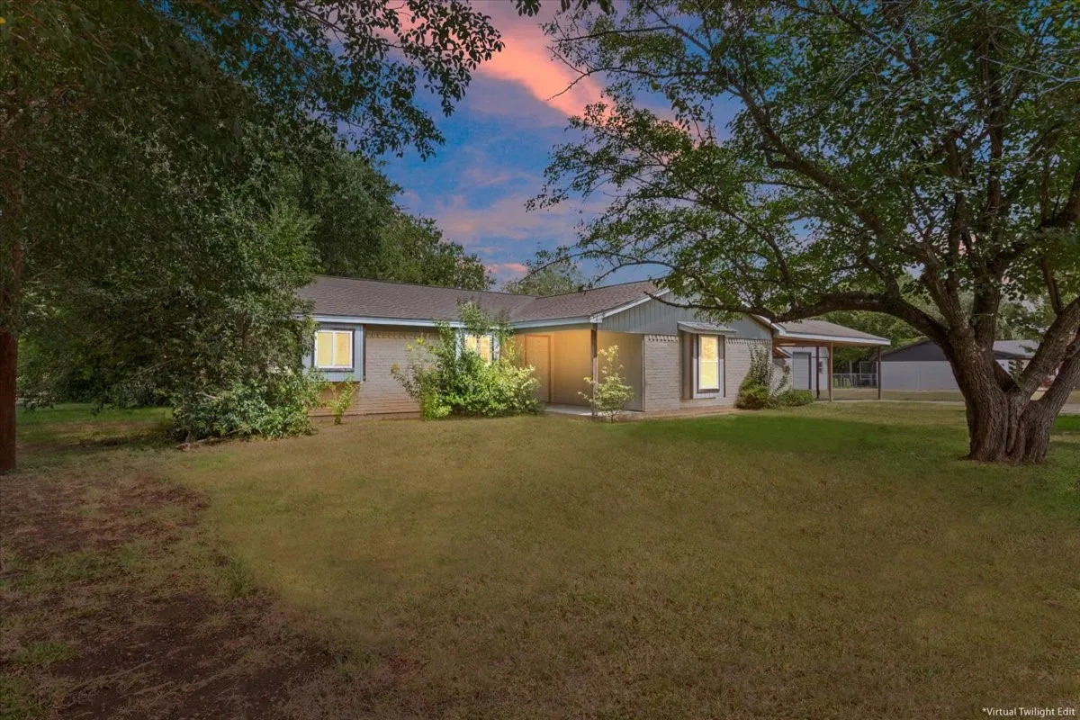 Single Family Residence For Sale in Mc Lennan County , 901 S Old Temple Road, Lorena, Texas 76655, 3 Bedroom, 2 Bathroom, Garage spaces, 1,854 Sqft, built in 1979, Price $299,000, mls#21350421, Real Estate Agent in Lorena, Homes For Sale in Mc Lennan county, Homes For Sale in Lorena, Realtor in Lorena Texas, Real Estate Brokerage Independent Realty Texas, Luminita Cordes Realtor