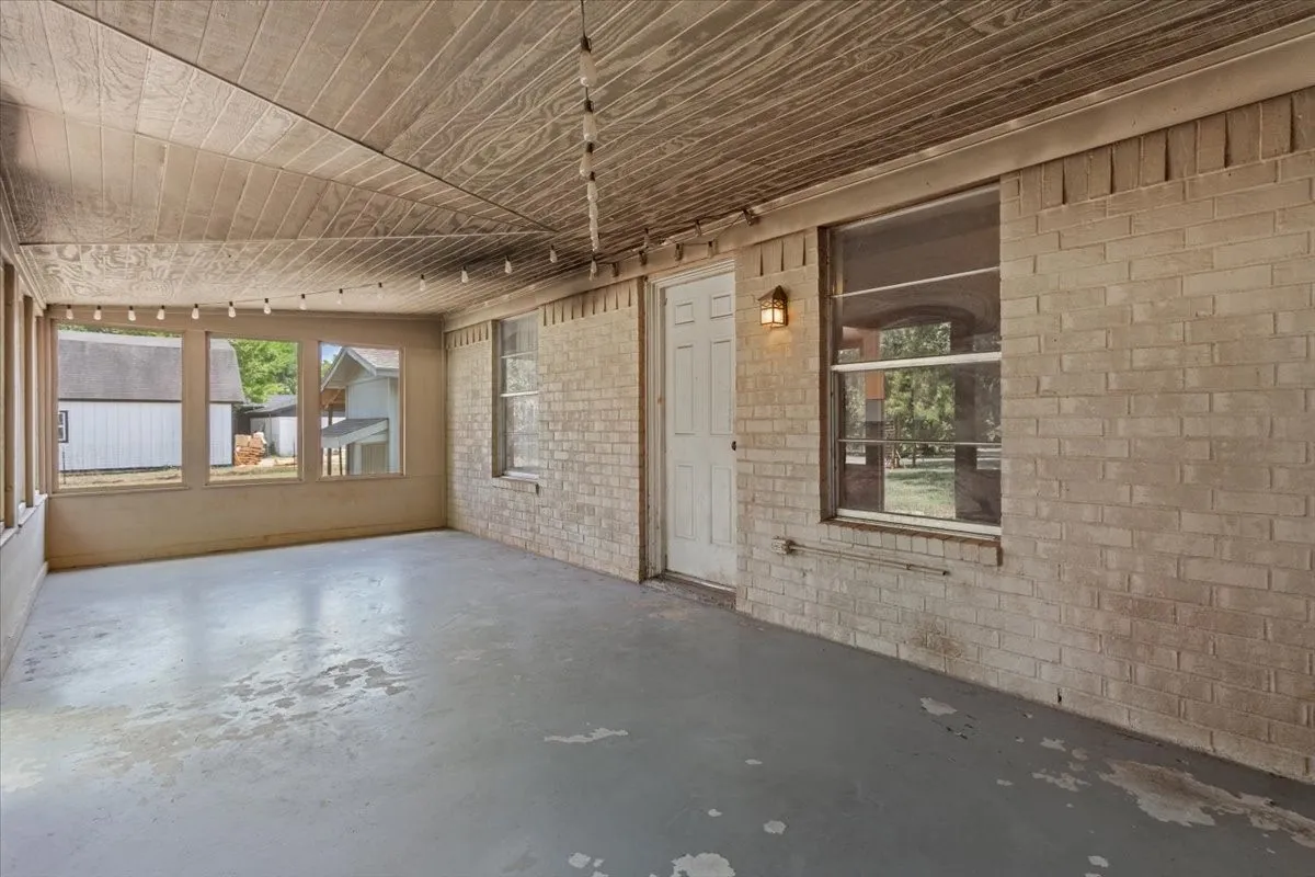Single Family Residence For Sale in Mc Lennan County , 901 S Old Temple Road, Lorena, Texas 76655, 3 Bedroom, 2 Bathroom, Garage spaces, 1,854 Sqft, built in 1979, Price $299,000, mls#21350421, Real Estate Agent in Lorena, Homes For Sale in Mc Lennan county, Homes For Sale in Lorena, Realtor in Lorena Texas, Real Estate Brokerage Independent Realty Texas, Luminita Cordes Realtor