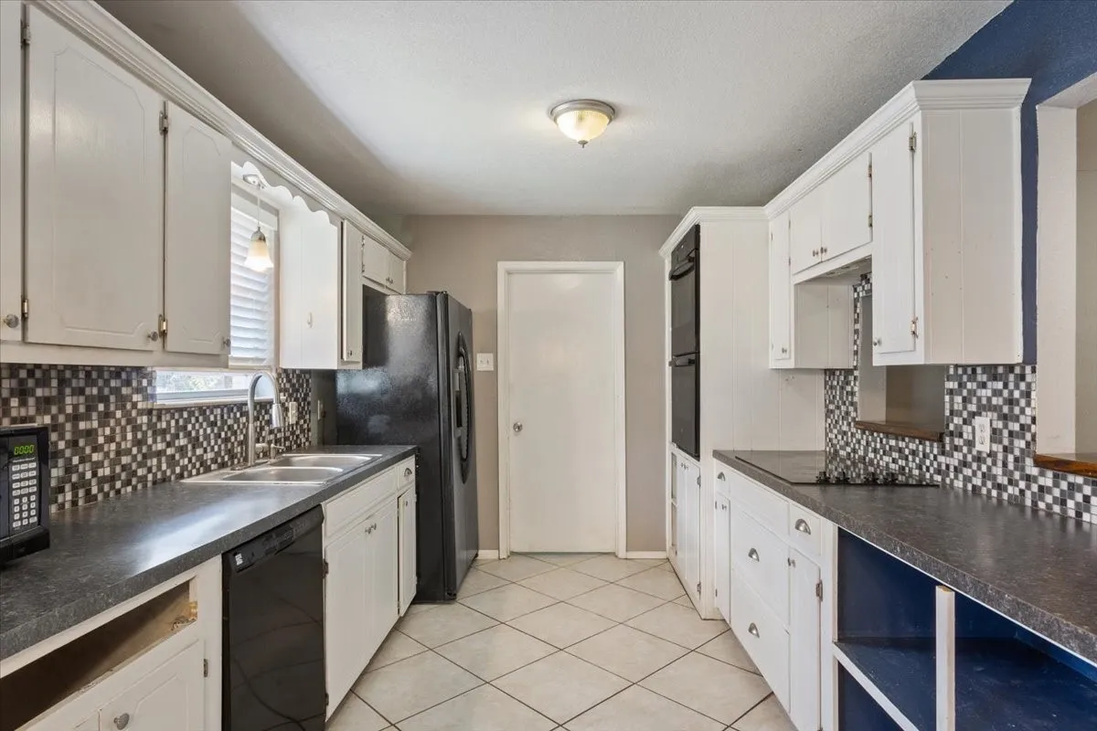 Single Family Residence For Sale in Mc Lennan County , 901 S Old Temple Road, Lorena, Texas 76655, 3 Bedroom, 2 Bathroom, Garage spaces, 1,854 Sqft, built in 1979, Price $299,000, mls#21350421, Real Estate Agent in Lorena, Homes For Sale in Mc Lennan county, Homes For Sale in Lorena, Realtor in Lorena Texas, Real Estate Brokerage Independent Realty Texas, Luminita Cordes Realtor