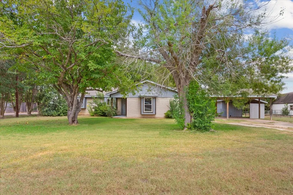 Single Family Residence For Sale in Mc Lennan County , 901 S Old Temple Road, Lorena, Texas 76655, 3 Bedroom, 2 Bathroom, Garage spaces, 1,854 Sqft, built in 1979, Price $299,000, mls#21350421, Real Estate Agent in Lorena, Homes For Sale in Mc Lennan county, Homes For Sale in Lorena, Realtor in Lorena Texas, Real Estate Brokerage Independent Realty Texas, Luminita Cordes Realtor