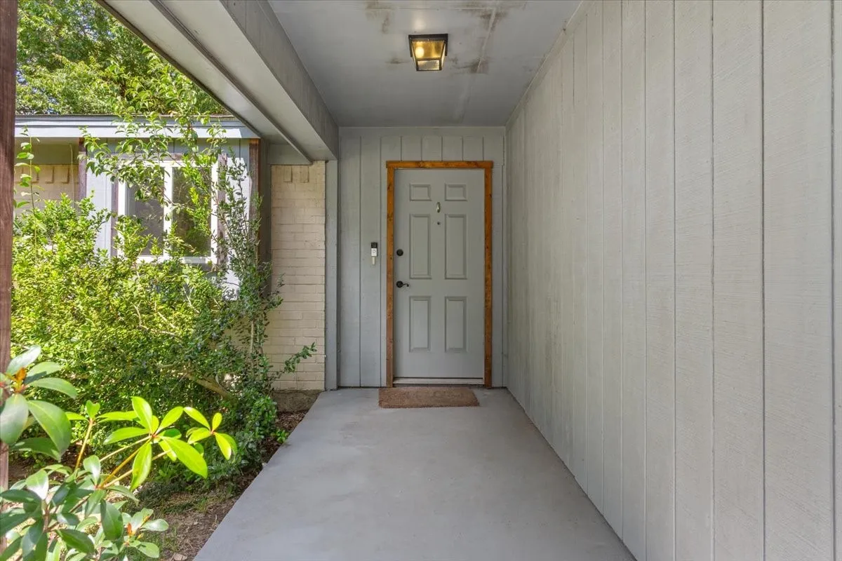 Single Family Residence For Sale in Mc Lennan County , 901 S Old Temple Road, Lorena, Texas 76655, 3 Bedroom, 2 Bathroom, Garage spaces, 1,854 Sqft, built in 1979, Price $299,000, mls#21350421, Real Estate Agent in Lorena, Homes For Sale in Mc Lennan county, Homes For Sale in Lorena, Realtor in Lorena Texas, Real Estate Brokerage Independent Realty Texas, Luminita Cordes Realtor