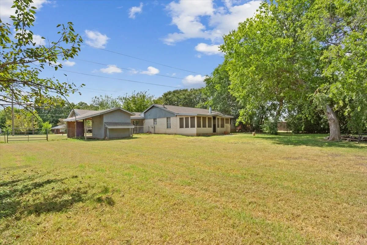 Single Family Residence For Sale in Mc Lennan County , 901 S Old Temple Road, Lorena, Texas 76655, 3 Bedroom, 2 Bathroom, Garage spaces, 1,854 Sqft, built in 1979, Price $299,000, mls#21350421, Real Estate Agent in Lorena, Homes For Sale in Mc Lennan county, Homes For Sale in Lorena, Realtor in Lorena Texas, Real Estate Brokerage Independent Realty Texas, Luminita Cordes Realtor