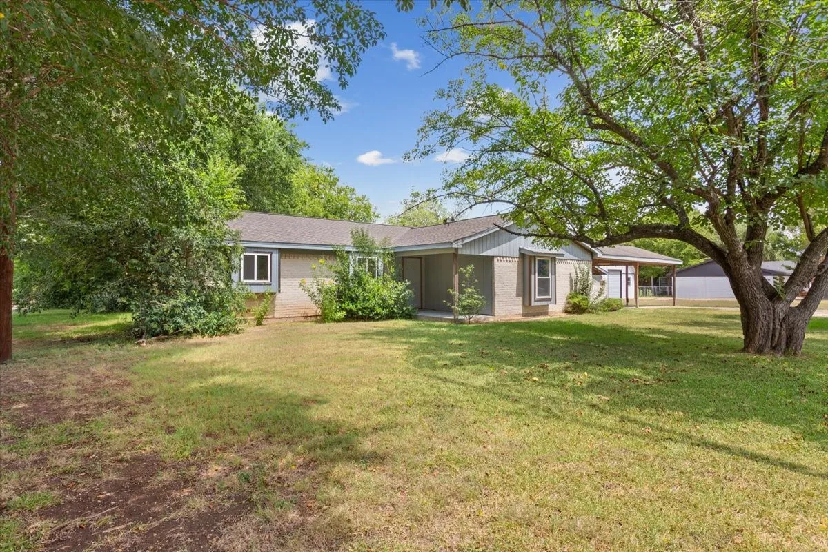 Single Family Residence For Sale in Mc Lennan County , 901 S Old Temple Road, Lorena, Texas 76655, 3 Bedroom, 2 Bathroom, Garage spaces, 1,854 Sqft, built in 1979, Price $299,000, mls#21350421, Real Estate Agent in Lorena, Homes For Sale in Mc Lennan county, Homes For Sale in Lorena, Realtor in Lorena Texas, Real Estate Brokerage Independent Realty Texas, Luminita Cordes Realtor