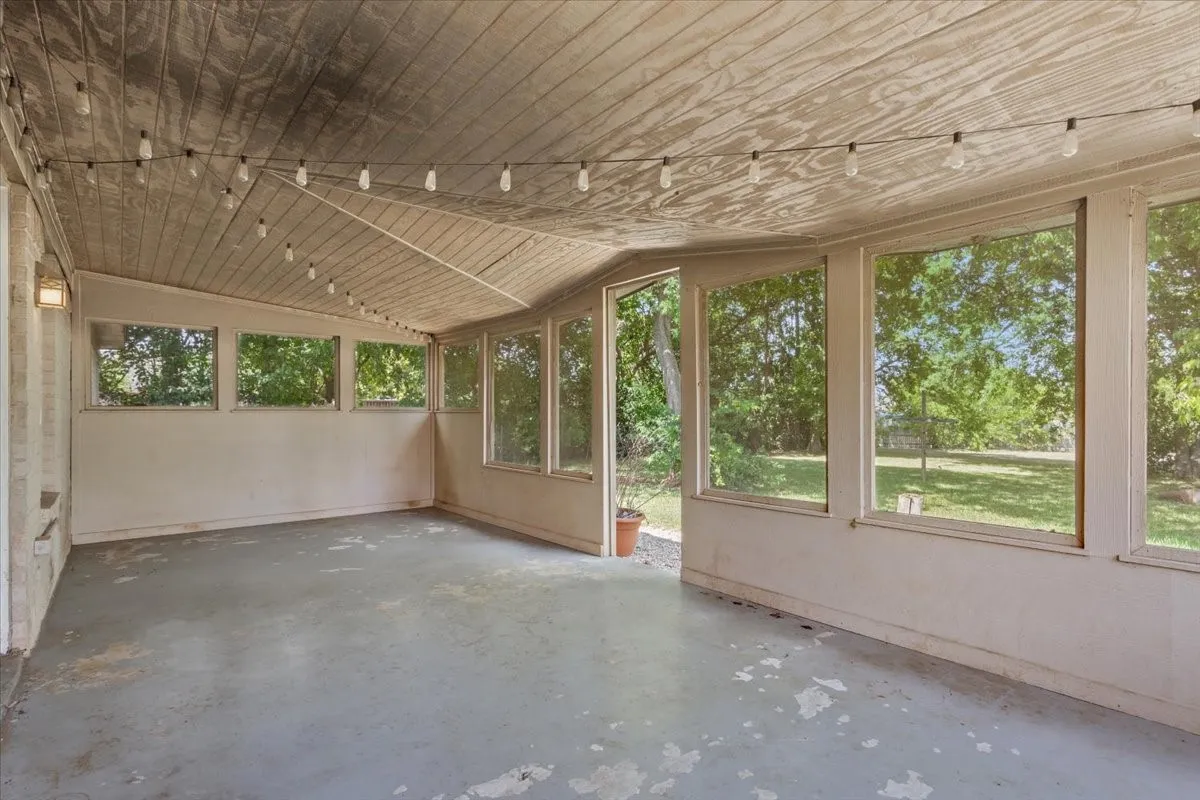 Single Family Residence For Sale in Mc Lennan County , 901 S Old Temple Road, Lorena, Texas 76655, 3 Bedroom, 2 Bathroom, Garage spaces, 1,854 Sqft, built in 1979, Price $299,000, mls#21350421, Real Estate Agent in Lorena, Homes For Sale in Mc Lennan county, Homes For Sale in Lorena, Realtor in Lorena Texas, Real Estate Brokerage Independent Realty Texas, Luminita Cordes Realtor