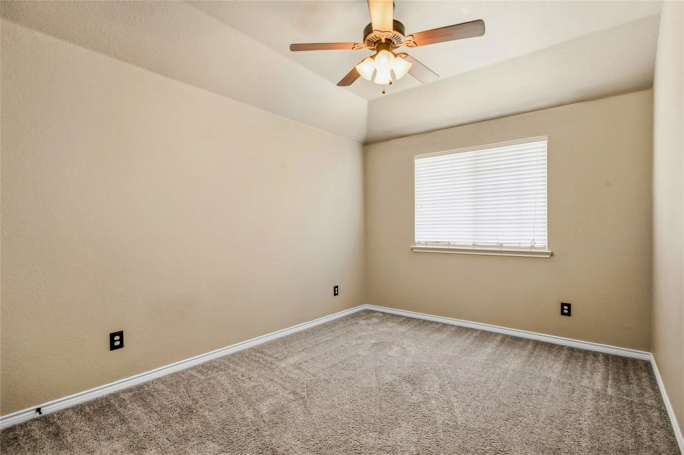 Single Family Residence For Sale in Collin County , 5912 Chuck Wagon Lane, Mc Kinney, Texas 75070, 3 Bedroom, 3 Bathroom, 2 Garage spaces, 2,207 Sqft, built in 2009, mls#21351200, Real Estate Agent in Mc Kinney, Homes For Sale in Collin county, Homes For Sale in Mc Kinney, Realtor in Mc Kinney Texas, Real Estate Brokerage Independent Realty Texas, Luminita Cordes Realtor