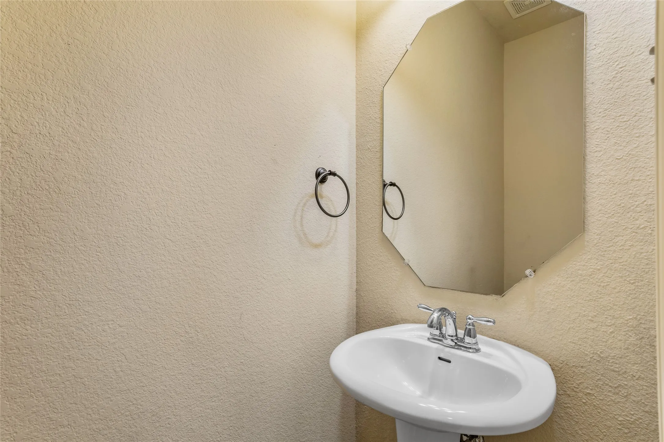Single Family Residence For Sale in Collin County , 5912 Chuck Wagon Lane, Mc Kinney, Texas 75070, 3 Bedroom, 3 Bathroom, 2 Garage spaces, 2,207 Sqft, built in 2009, mls#21351200, Real Estate Agent in Mc Kinney, Homes For Sale in Collin county, Homes For Sale in Mc Kinney, Realtor in Mc Kinney Texas, Real Estate Brokerage Independent Realty Texas, Luminita Cordes Realtor