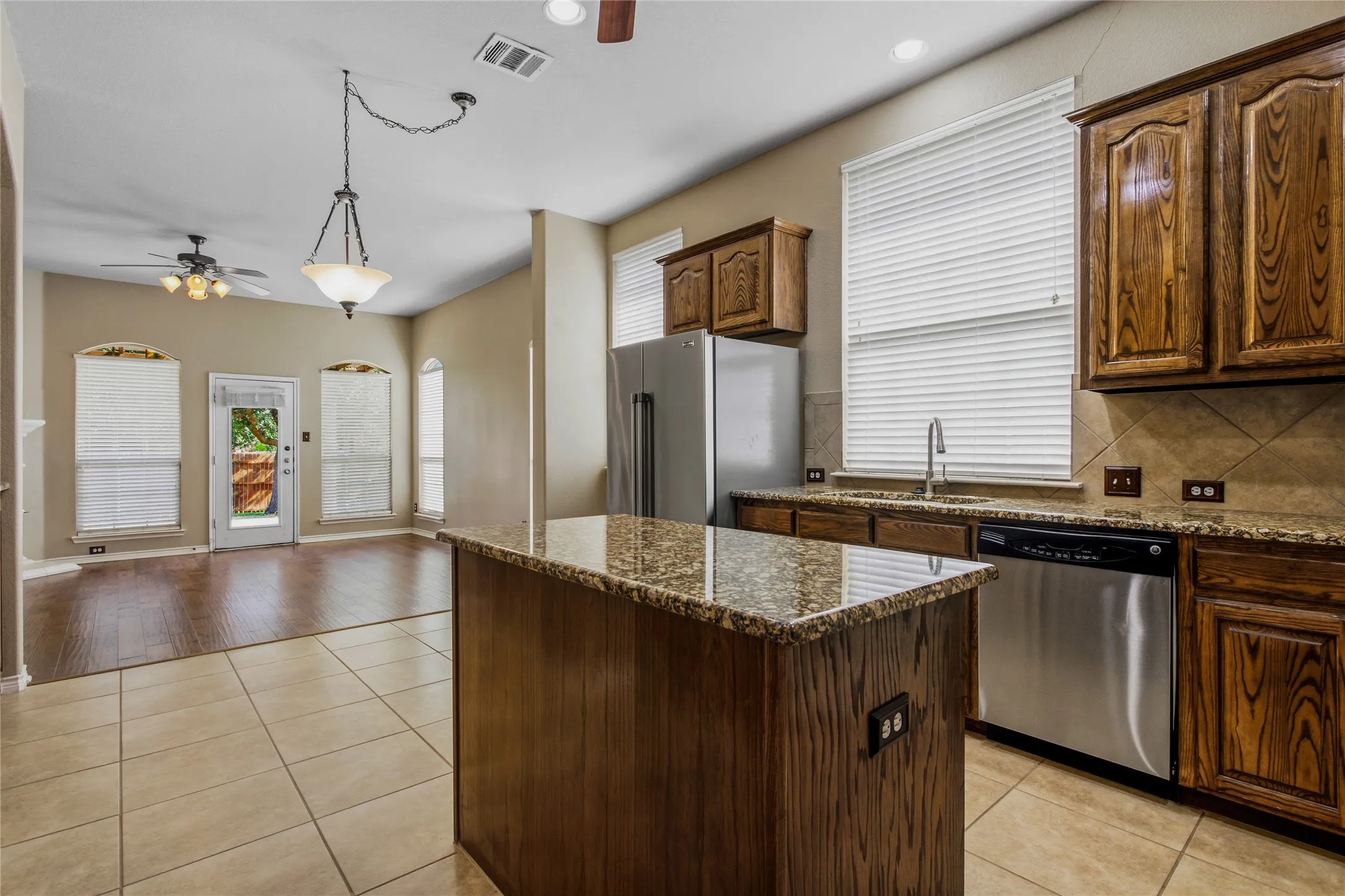 Single Family Residence For Sale in Collin County , 5912 Chuck Wagon Lane, Mc Kinney, Texas 75070, 3 Bedroom, 3 Bathroom, 2 Garage spaces, 2,207 Sqft, built in 2009, mls#21351200, Real Estate Agent in Mc Kinney, Homes For Sale in Collin county, Homes For Sale in Mc Kinney, Realtor in Mc Kinney Texas, Real Estate Brokerage Independent Realty Texas, Luminita Cordes Realtor