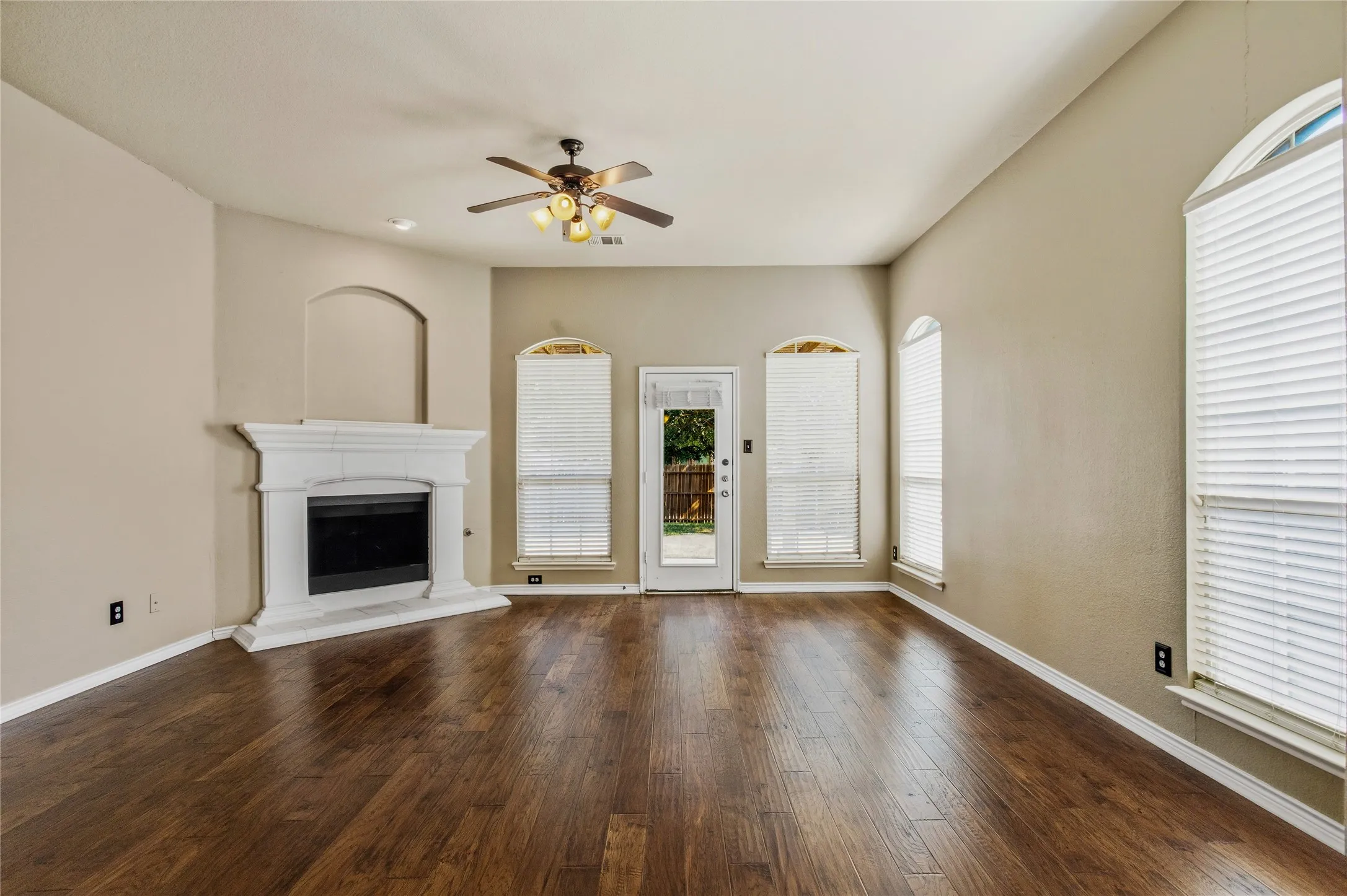 Single Family Residence For Sale in Collin County , 5912 Chuck Wagon Lane, Mc Kinney, Texas 75070, 3 Bedroom, 3 Bathroom, 2 Garage spaces, 2,207 Sqft, built in 2009, mls#21351200, Real Estate Agent in Mc Kinney, Homes For Sale in Collin county, Homes For Sale in Mc Kinney, Realtor in Mc Kinney Texas, Real Estate Brokerage Independent Realty Texas, Luminita Cordes Realtor