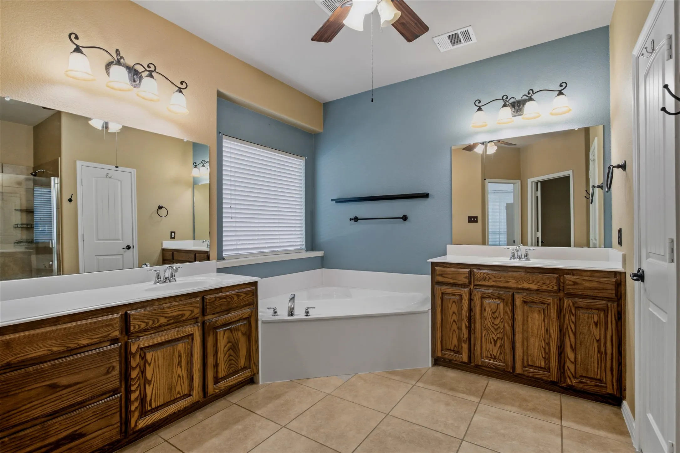 Single Family Residence For Sale in Collin County , 5912 Chuck Wagon Lane, Mc Kinney, Texas 75070, 3 Bedroom, 3 Bathroom, 2 Garage spaces, 2,207 Sqft, built in 2009, mls#21351200, Real Estate Agent in Mc Kinney, Homes For Sale in Collin county, Homes For Sale in Mc Kinney, Realtor in Mc Kinney Texas, Real Estate Brokerage Independent Realty Texas, Luminita Cordes Realtor
