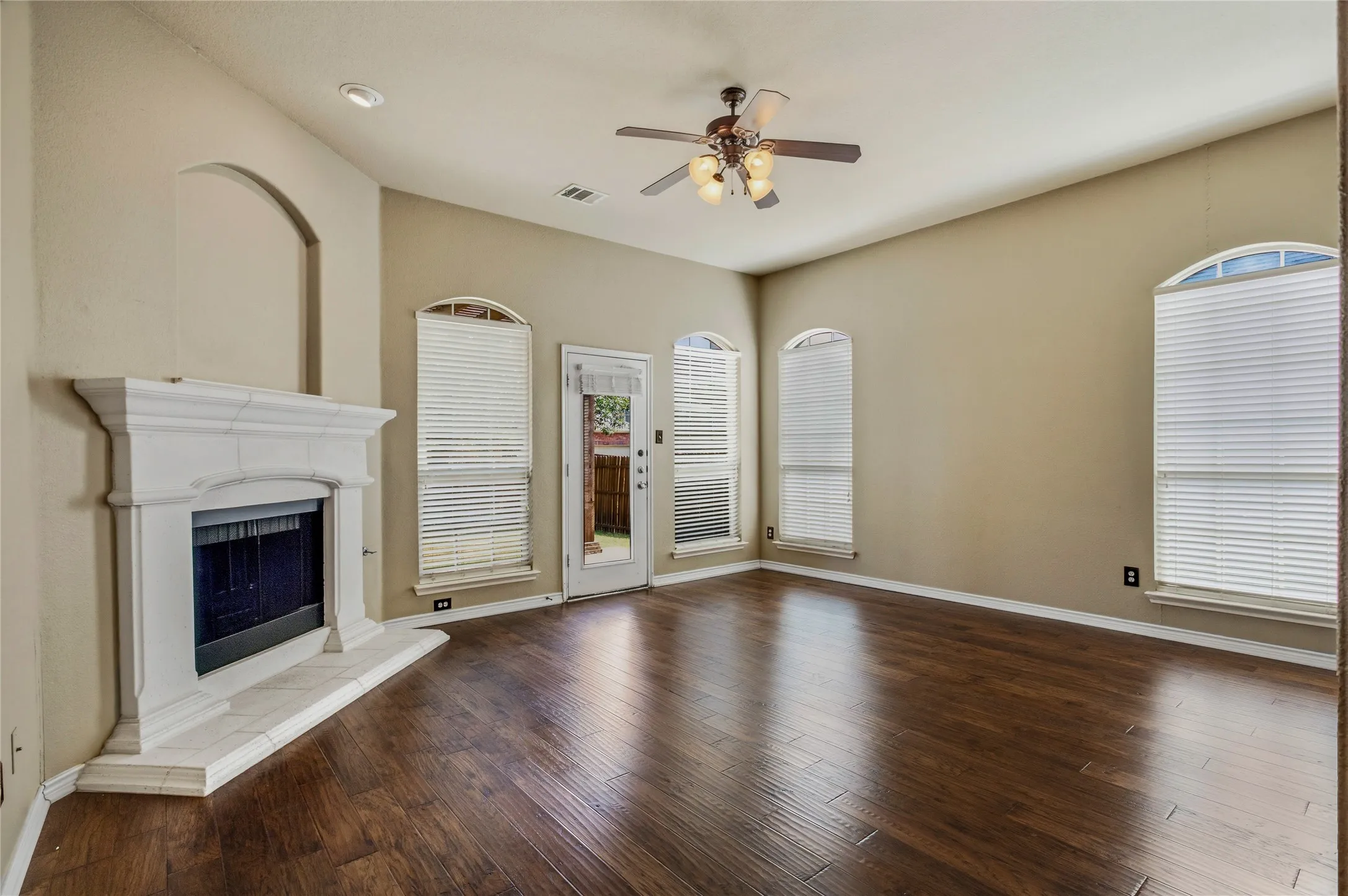 Single Family Residence For Sale in Collin County , 5912 Chuck Wagon Lane, Mc Kinney, Texas 75070, 3 Bedroom, 3 Bathroom, 2 Garage spaces, 2,207 Sqft, built in 2009, mls#21351200, Real Estate Agent in Mc Kinney, Homes For Sale in Collin county, Homes For Sale in Mc Kinney, Realtor in Mc Kinney Texas, Real Estate Brokerage Independent Realty Texas, Luminita Cordes Realtor