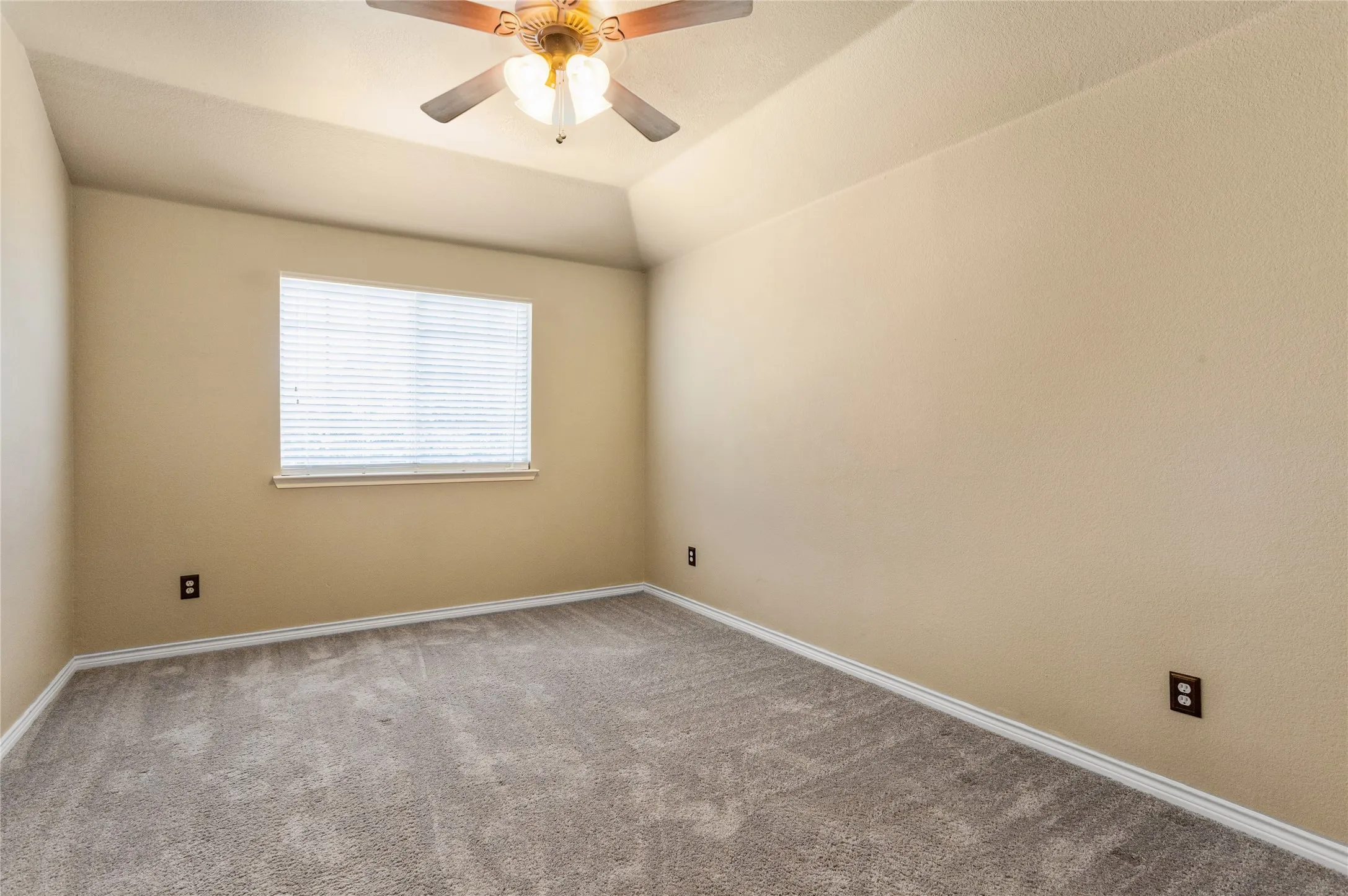 Single Family Residence For Sale in Collin County , 5912 Chuck Wagon Lane, Mc Kinney, Texas 75070, 3 Bedroom, 3 Bathroom, 2 Garage spaces, 2,207 Sqft, built in 2009, mls#21351200, Real Estate Agent in Mc Kinney, Homes For Sale in Collin county, Homes For Sale in Mc Kinney, Realtor in Mc Kinney Texas, Real Estate Brokerage Independent Realty Texas, Luminita Cordes Realtor