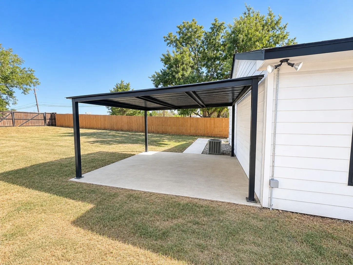 Single Family Residence For Sale in Montague County , 106 Raymond Street, Bowie, Texas 76230, 3 Bedroom, 1 Bathroom, Garage spaces, 936 Sqft, built in 2002, mls#21356580, Real Estate Agent in Bowie, Homes For Sale in Montague county, Homes For Sale in Bowie, Realtor in Bowie Texas, Real Estate Brokerage Independent Realty Texas, Luminita Cordes Realtor