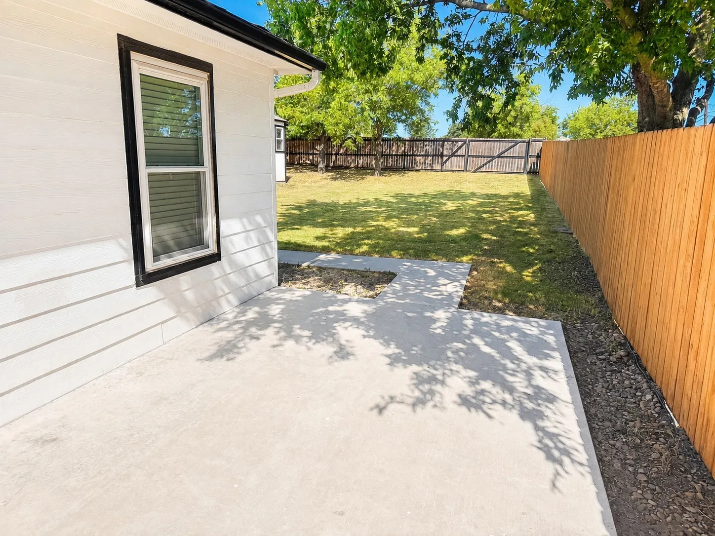 Single Family Residence For Sale in Montague County , 106 Raymond Street, Bowie, Texas 76230, 3 Bedroom, 1 Bathroom, Garage spaces, 936 Sqft, built in 2002, mls#21356580, Real Estate Agent in Bowie, Homes For Sale in Montague county, Homes For Sale in Bowie, Realtor in Bowie Texas, Real Estate Brokerage Independent Realty Texas, Luminita Cordes Realtor
