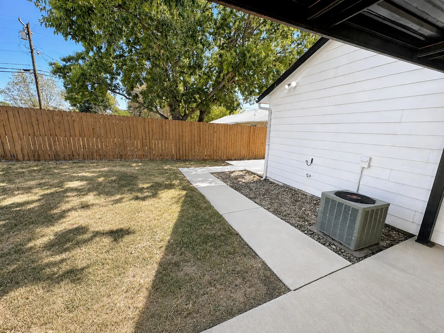 Single Family Residence For Sale in Montague County , 106 Raymond Street, Bowie, Texas 76230, 3 Bedroom, 1 Bathroom, Garage spaces, 936 Sqft, built in 2002, mls#21356580, Real Estate Agent in Bowie, Homes For Sale in Montague county, Homes For Sale in Bowie, Realtor in Bowie Texas, Real Estate Brokerage Independent Realty Texas, Luminita Cordes Realtor