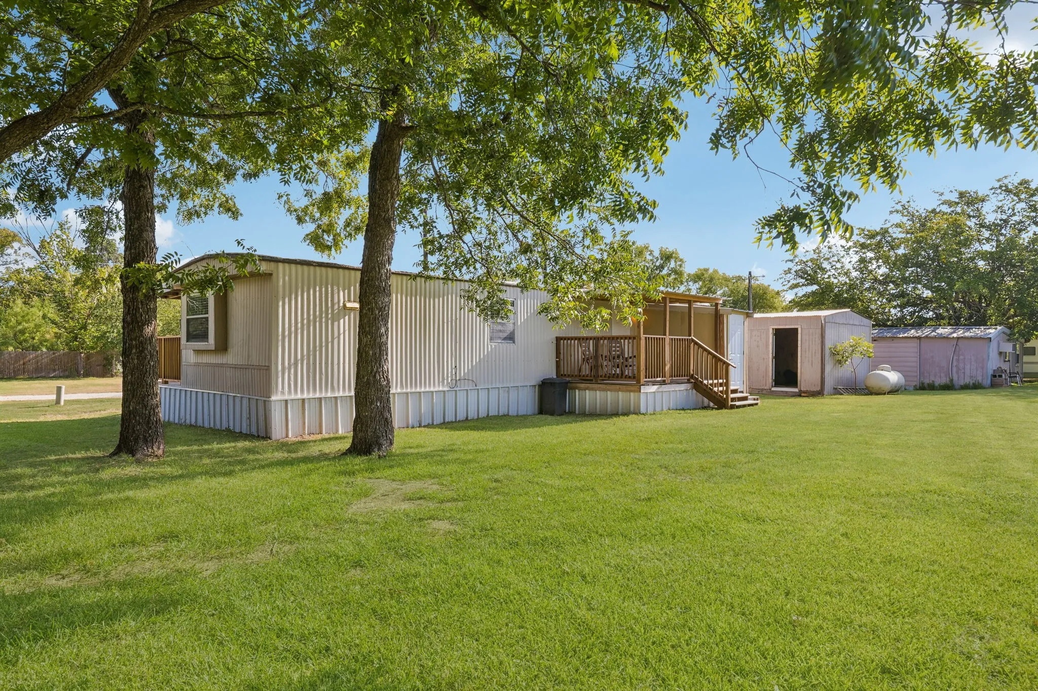 Manufactured Home For Sale in Hood County , 2437 Grapevine Court, Weatherford, Texas 76087, 2 Bedroom, 1 Bathroom, Garage spaces, 672 Sqft, built in 1983, mls#21353355, Real Estate Agent in Weatherford, Homes For Sale in Hood county, Homes For Sale in Weatherford, Realtor in Weatherford Texas, Real Estate Brokerage Independent Realty Texas, Luminita Cordes Realtor