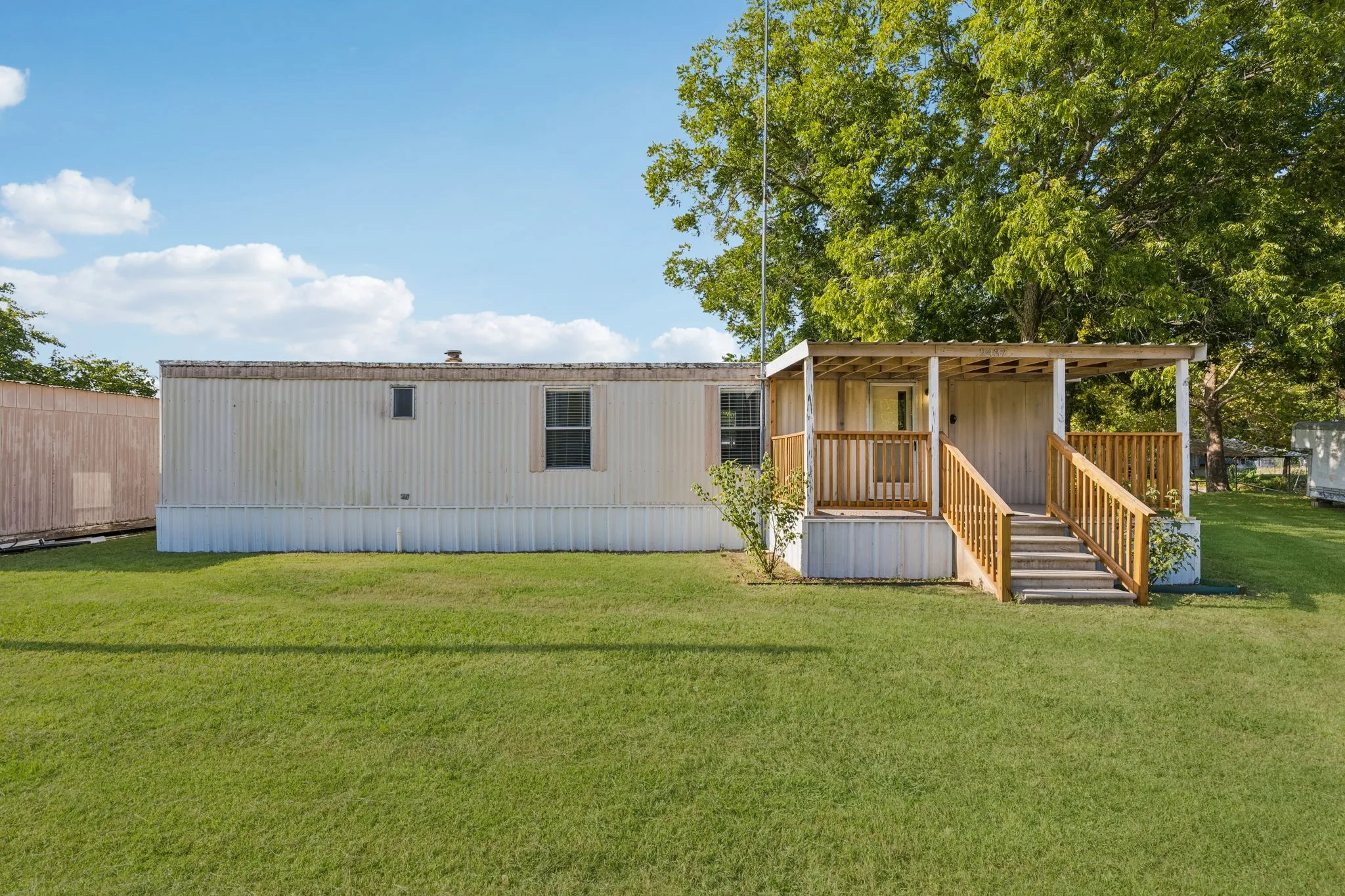 Manufactured Home For Sale in Hood County , 2437 Grapevine Court, Weatherford, Texas 76087, 2 Bedroom, 1 Bathroom, Garage spaces, 672 Sqft, built in 1983, mls#21353355, Real Estate Agent in Weatherford, Homes For Sale in Hood county, Homes For Sale in Weatherford, Realtor in Weatherford Texas, Real Estate Brokerage Independent Realty Texas, Luminita Cordes Realtor