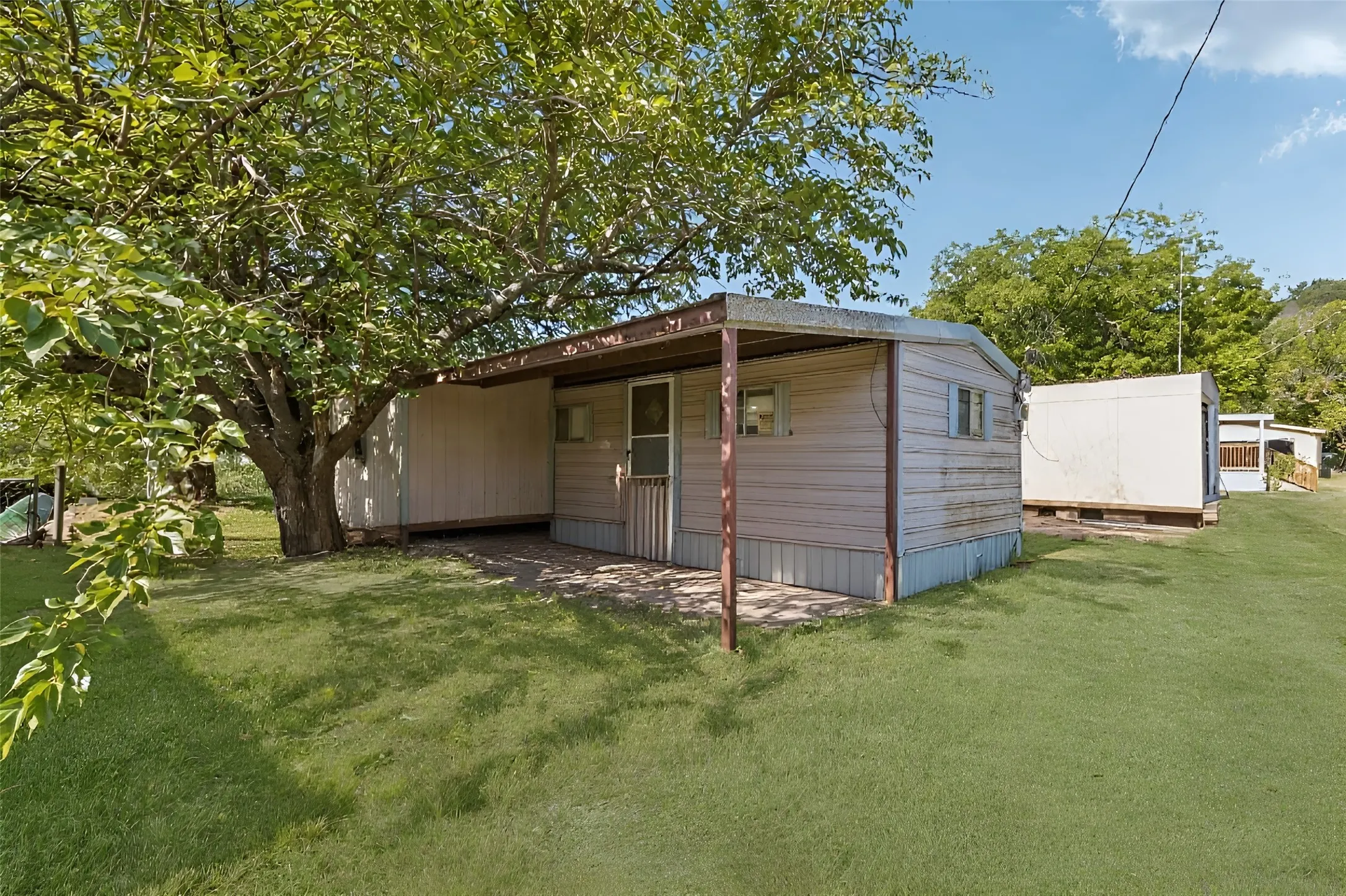 Manufactured Home For Sale in Hood County , 2437 Grapevine Court, Weatherford, Texas 76087, 2 Bedroom, 1 Bathroom, Garage spaces, 672 Sqft, built in 1983, mls#21353355, Real Estate Agent in Weatherford, Homes For Sale in Hood county, Homes For Sale in Weatherford, Realtor in Weatherford Texas, Real Estate Brokerage Independent Realty Texas, Luminita Cordes Realtor
