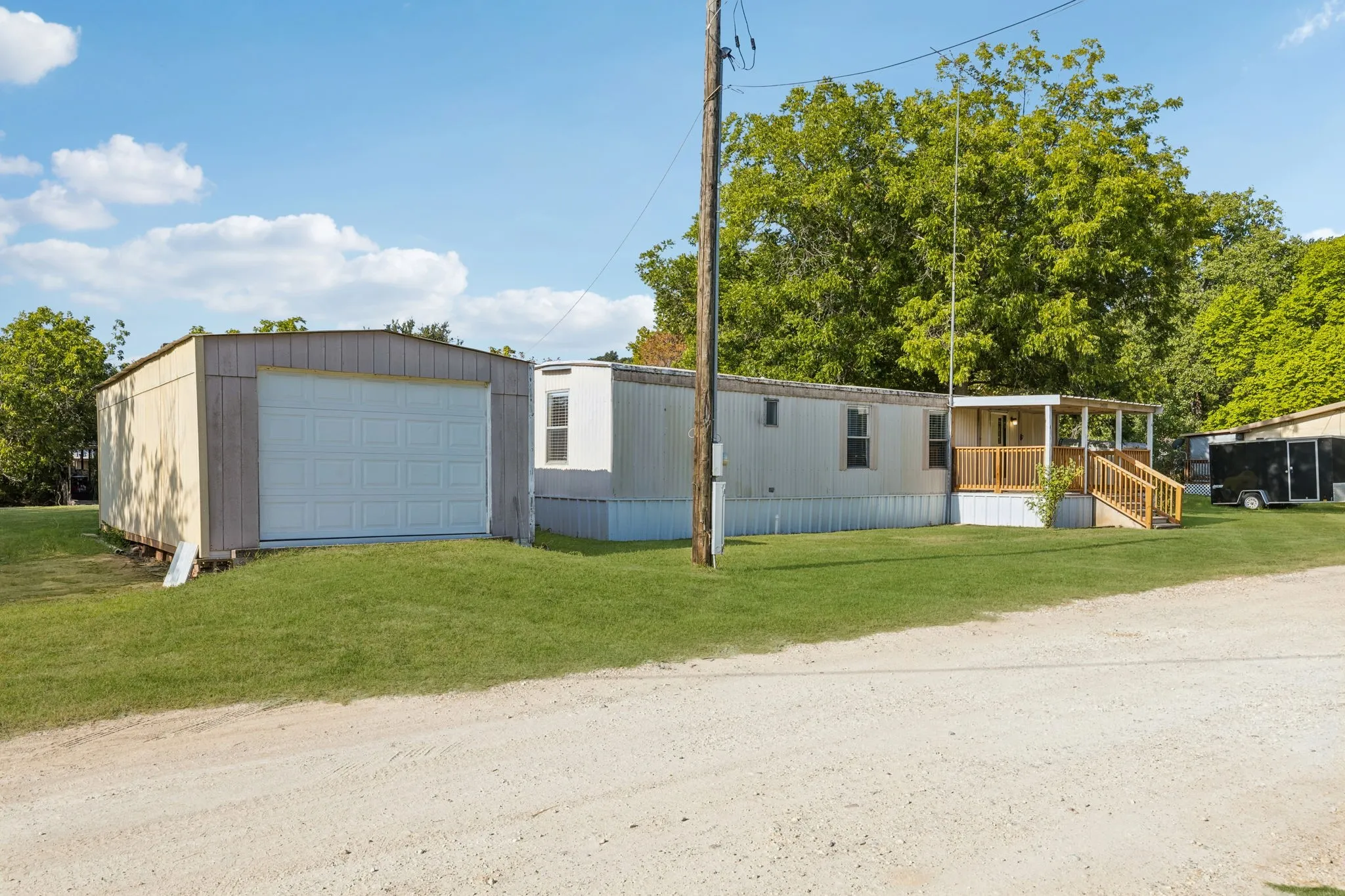 Manufactured Home For Sale in Hood County , 2437 Grapevine Court, Weatherford, Texas 76087, 2 Bedroom, 1 Bathroom, Garage spaces, 672 Sqft, built in 1983, mls#21353355, Real Estate Agent in Weatherford, Homes For Sale in Hood county, Homes For Sale in Weatherford, Realtor in Weatherford Texas, Real Estate Brokerage Independent Realty Texas, Luminita Cordes Realtor