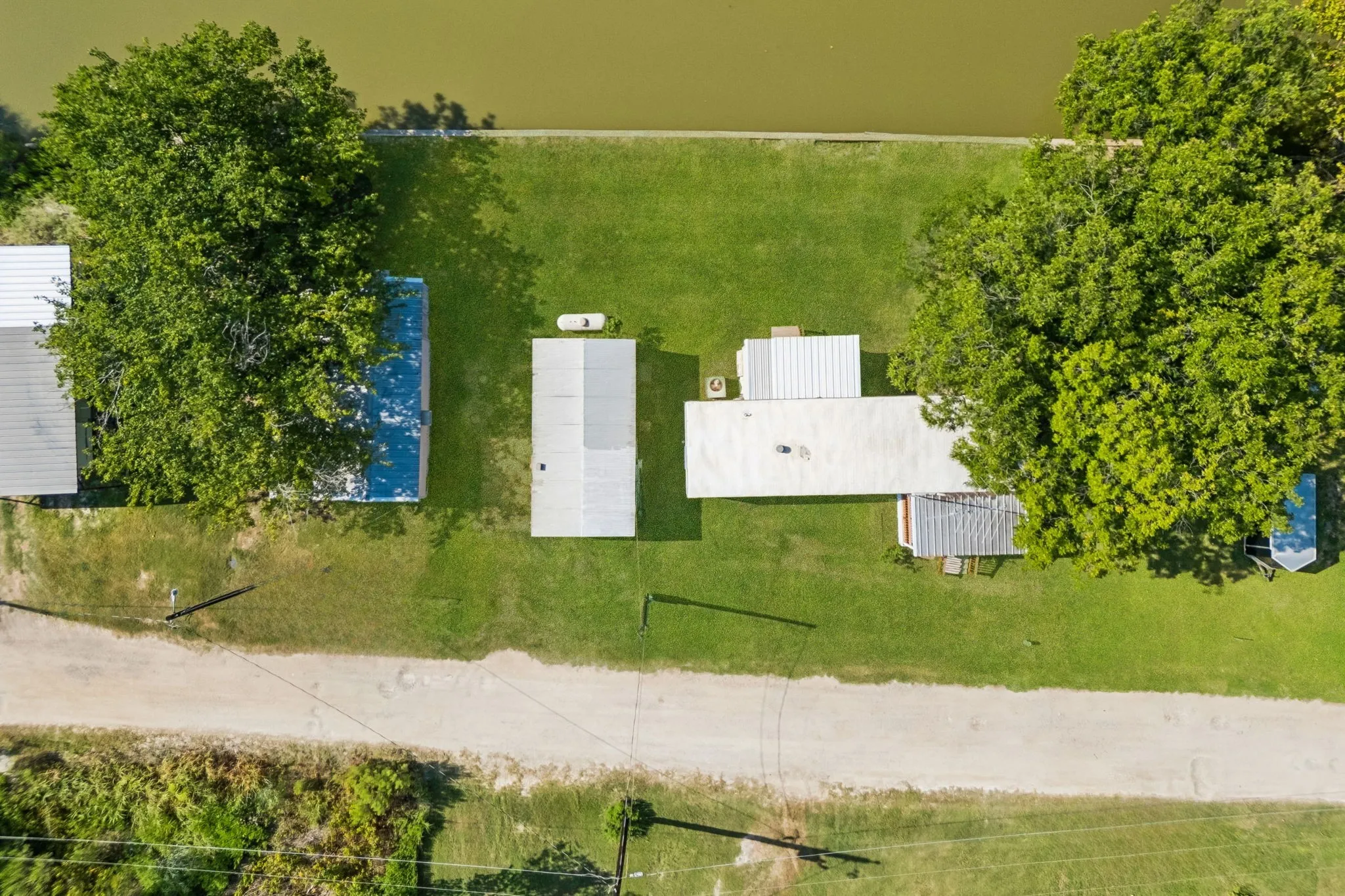Manufactured Home For Sale in Hood County , 2437 Grapevine Court, Weatherford, Texas 76087, 2 Bedroom, 1 Bathroom, Garage spaces, 672 Sqft, built in 1983, mls#21353355, Real Estate Agent in Weatherford, Homes For Sale in Hood county, Homes For Sale in Weatherford, Realtor in Weatherford Texas, Real Estate Brokerage Independent Realty Texas, Luminita Cordes Realtor