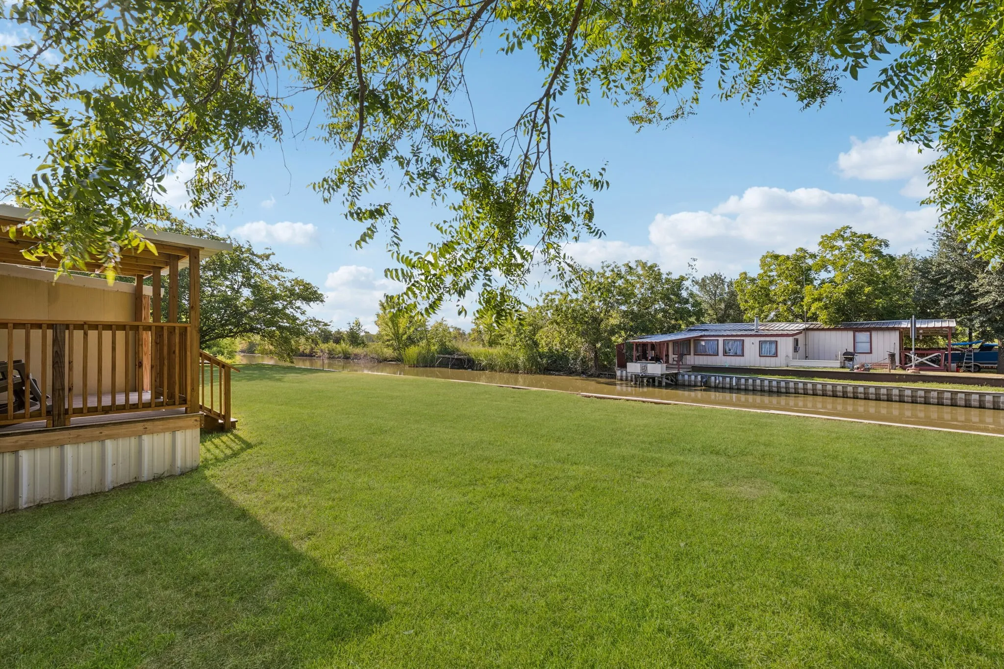 Manufactured Home For Sale in Hood County , 2437 Grapevine Court, Weatherford, Texas 76087, 2 Bedroom, 1 Bathroom, Garage spaces, 672 Sqft, built in 1983, mls#21353355, Real Estate Agent in Weatherford, Homes For Sale in Hood county, Homes For Sale in Weatherford, Realtor in Weatherford Texas, Real Estate Brokerage Independent Realty Texas, Luminita Cordes Realtor