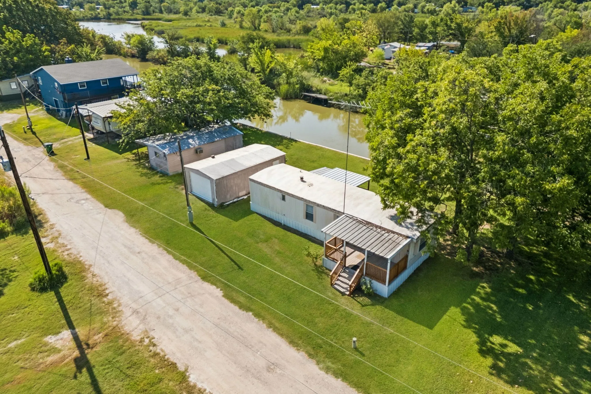 Manufactured Home For Sale in Hood County , 2437 Grapevine Court, Weatherford, Texas 76087, 2 Bedroom, 1 Bathroom, Garage spaces, 672 Sqft, built in 1983, mls#21353355, Real Estate Agent in Weatherford, Homes For Sale in Hood county, Homes For Sale in Weatherford, Realtor in Weatherford Texas, Real Estate Brokerage Independent Realty Texas, Luminita Cordes Realtor