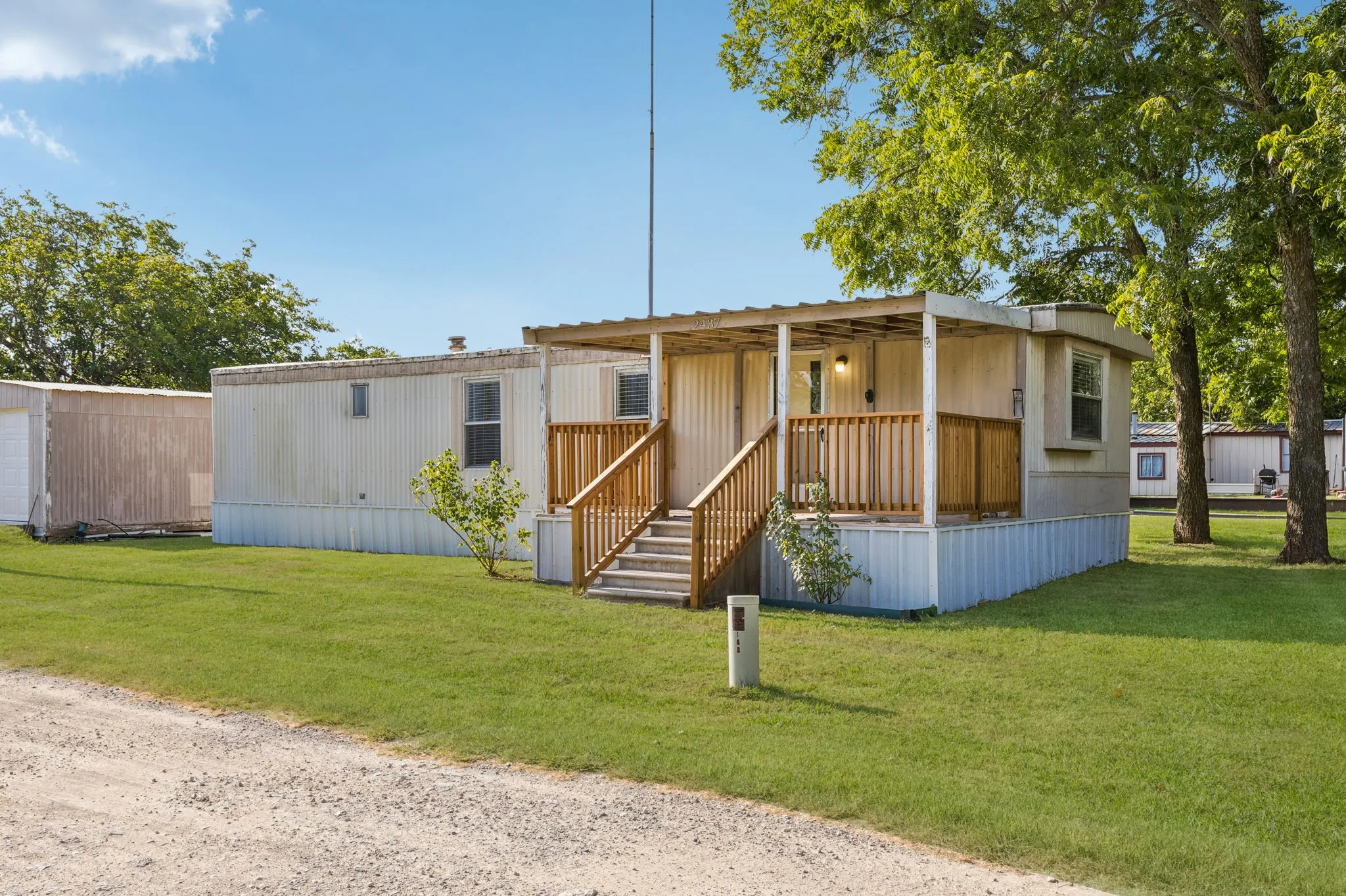Manufactured Home For Sale in Hood County , 2437 Grapevine Court, Weatherford, Texas 76087, 2 Bedroom, 1 Bathroom, Garage spaces, 672 Sqft, built in 1983, mls#21353355, Real Estate Agent in Weatherford, Homes For Sale in Hood county, Homes For Sale in Weatherford, Realtor in Weatherford Texas, Real Estate Brokerage Independent Realty Texas, Luminita Cordes Realtor