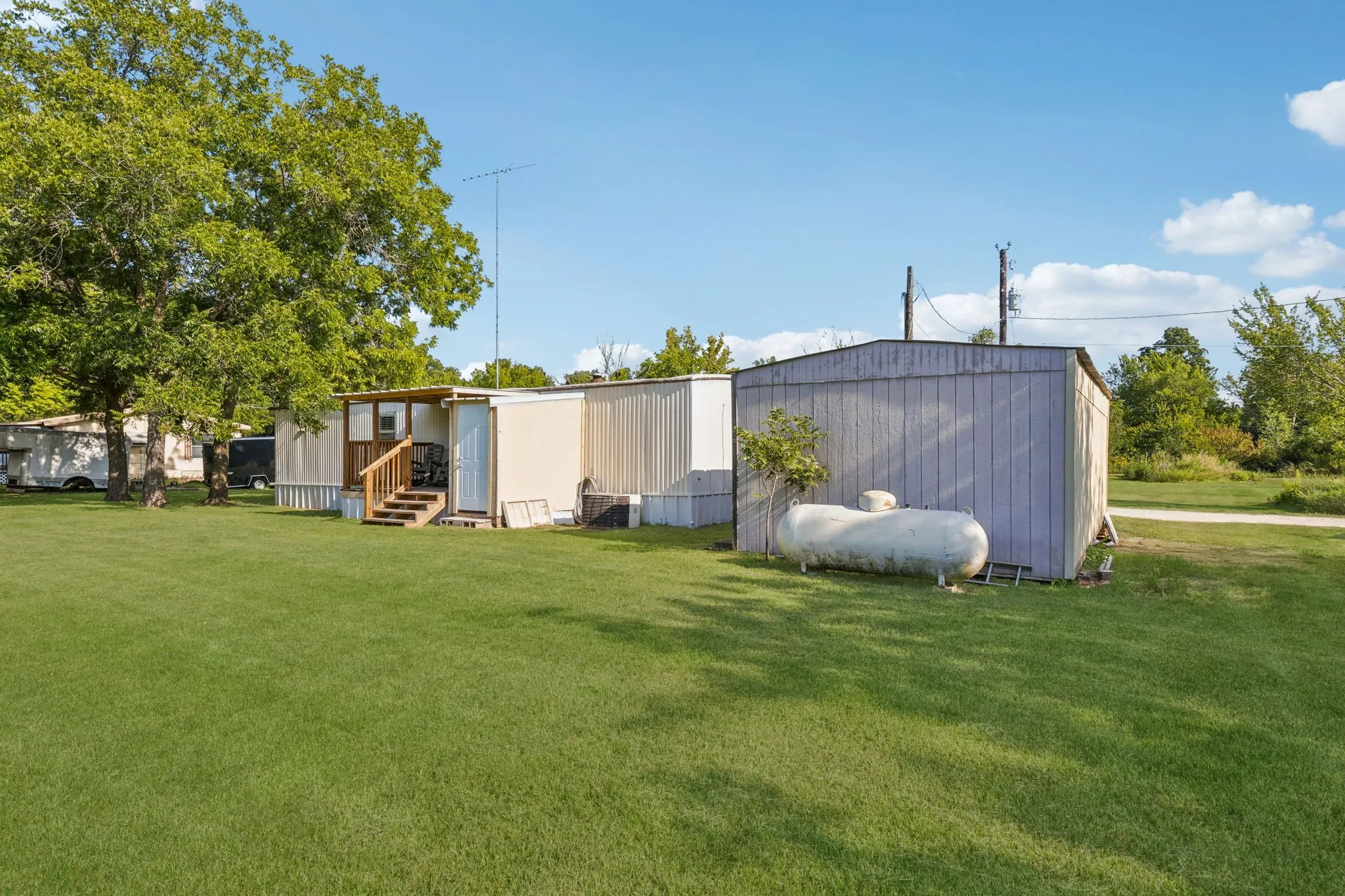 Manufactured Home For Sale in Hood County , 2437 Grapevine Court, Weatherford, Texas 76087, 2 Bedroom, 1 Bathroom, Garage spaces, 672 Sqft, built in 1983, mls#21353355, Real Estate Agent in Weatherford, Homes For Sale in Hood county, Homes For Sale in Weatherford, Realtor in Weatherford Texas, Real Estate Brokerage Independent Realty Texas, Luminita Cordes Realtor