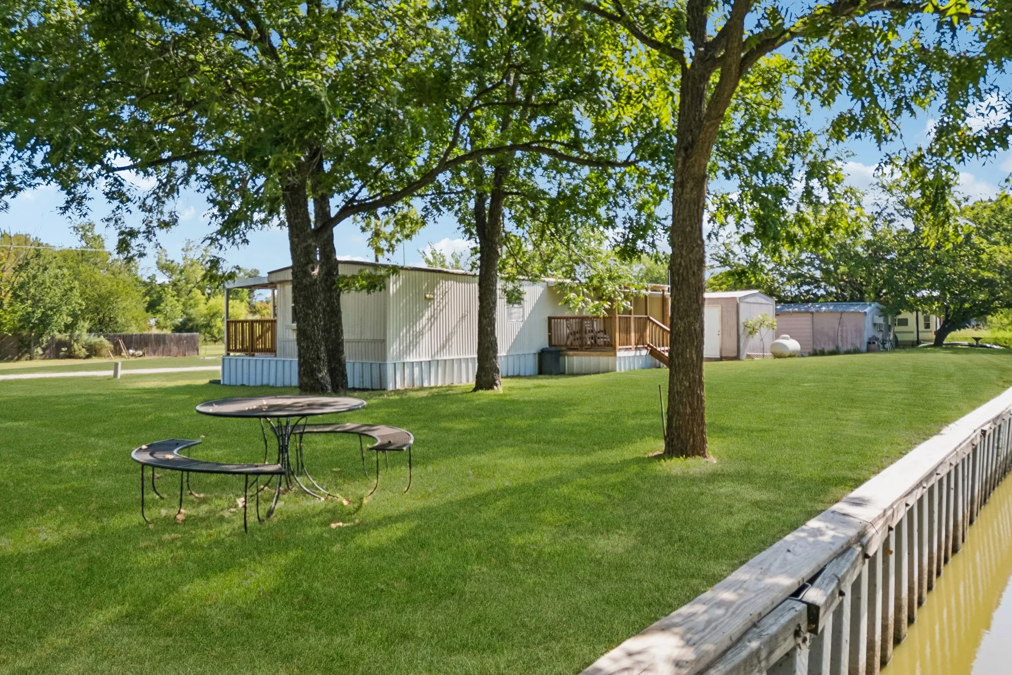 Manufactured Home For Sale in Hood County , 2437 Grapevine Court, Weatherford, Texas 76087, 2 Bedroom, 1 Bathroom, Garage spaces, 672 Sqft, built in 1983, mls#21353355, Real Estate Agent in Weatherford, Homes For Sale in Hood county, Homes For Sale in Weatherford, Realtor in Weatherford Texas, Real Estate Brokerage Independent Realty Texas, Luminita Cordes Realtor
