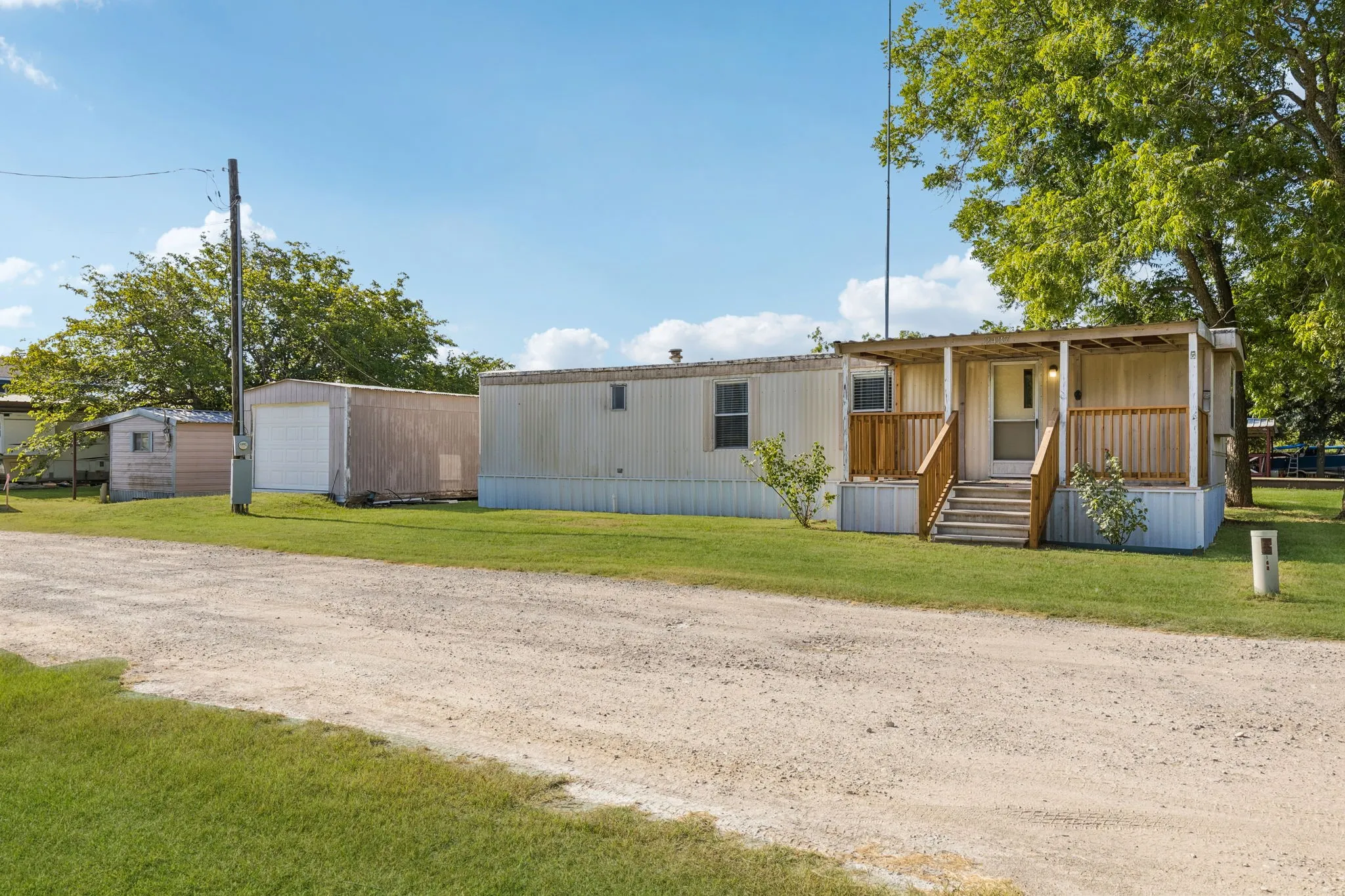 Manufactured Home For Sale in Hood County , 2437 Grapevine Court, Weatherford, Texas 76087, 2 Bedroom, 1 Bathroom, Garage spaces, 672 Sqft, built in 1983, mls#21353355, Real Estate Agent in Weatherford, Homes For Sale in Hood county, Homes For Sale in Weatherford, Realtor in Weatherford Texas, Real Estate Brokerage Independent Realty Texas, Luminita Cordes Realtor