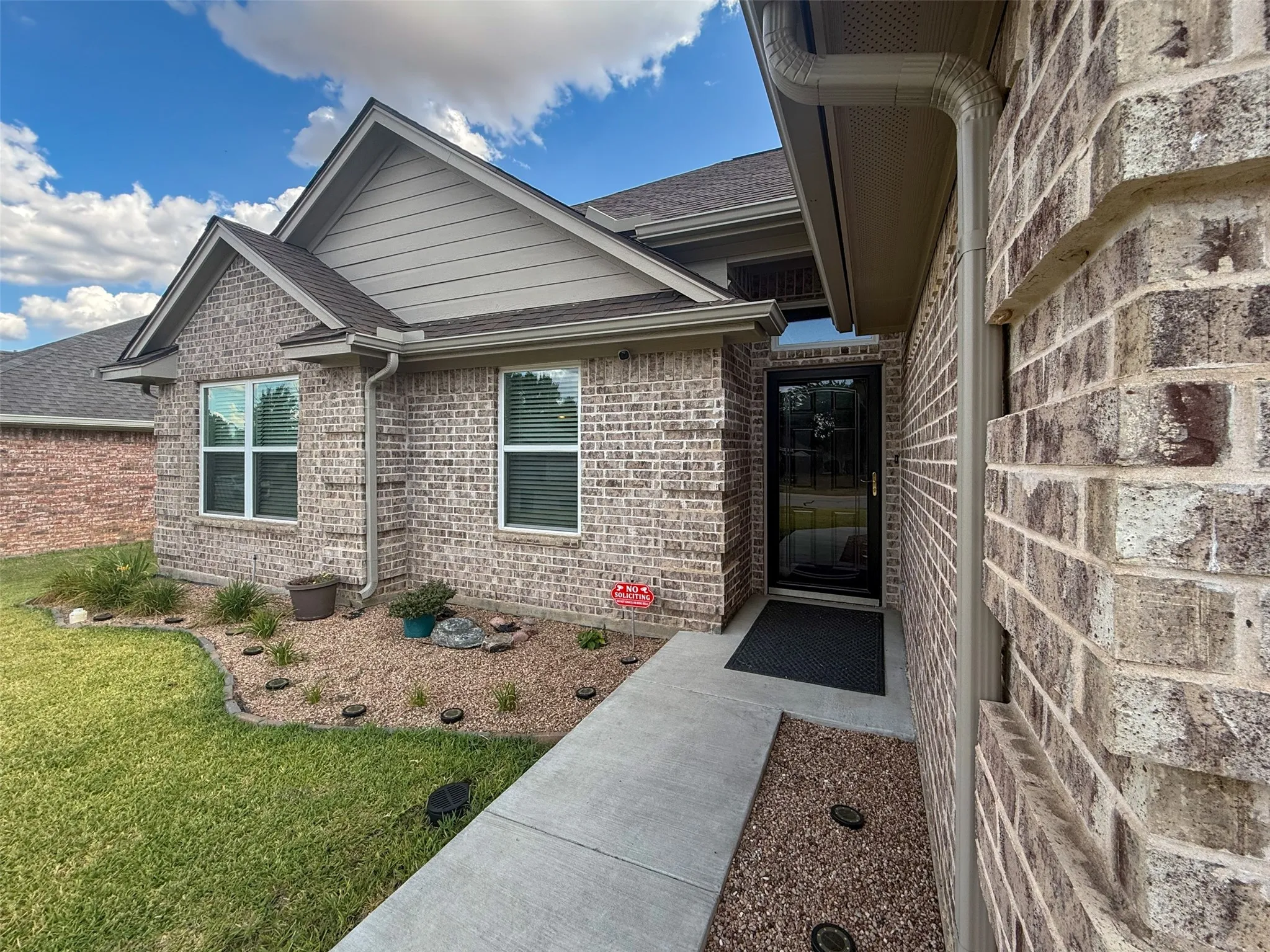 Single Family Residence For Sale in Denton County , 219 Quail Run, Aubrey, Texas 76227, 3 Bedroom, 2 Bathroom, 2 Garage spaces, 1,267 Sqft, built in 2006, Price $299,900, mls#21355368, Real Estate Agent in Aubrey, Homes For Sale in Denton county, Homes For Sale in Aubrey, Realtor in Aubrey Texas, Real Estate Brokerage Independent Realty Texas, Luminita Cordes Realtor