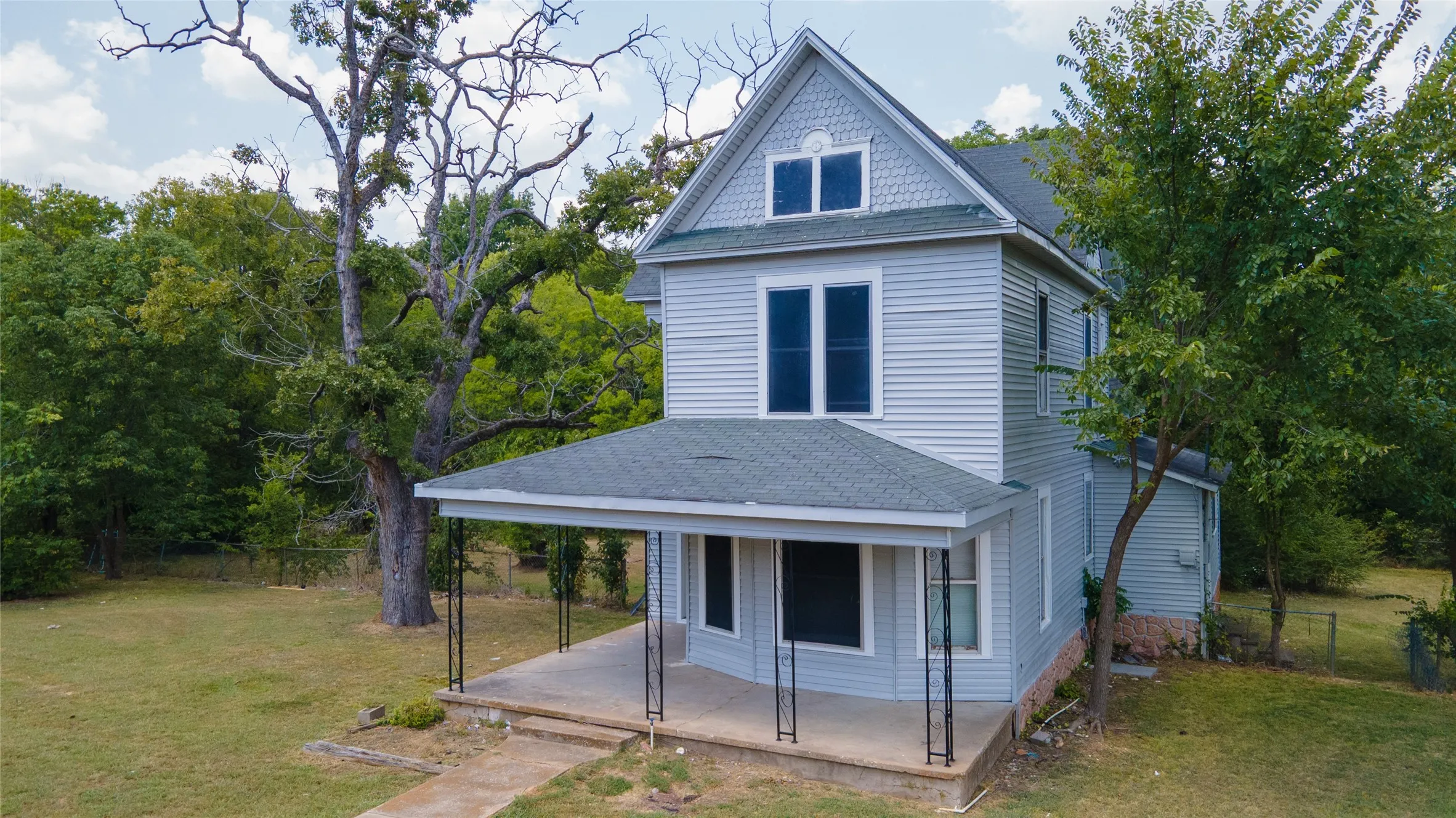 Single Family Residence For Sale in Grayson County , 3429 Interurban Road, Denison, Texas 75021, 2 Bedroom, 1 Bathroom, Garage spaces, 1,810 Sqft, built in 1920, mls#21348598, Real Estate Agent in Denison, Homes For Sale in Grayson county, Homes For Sale in Denison, Realtor in Denison Texas, Real Estate Brokerage Independent Realty Texas, Luminita Cordes Realtor